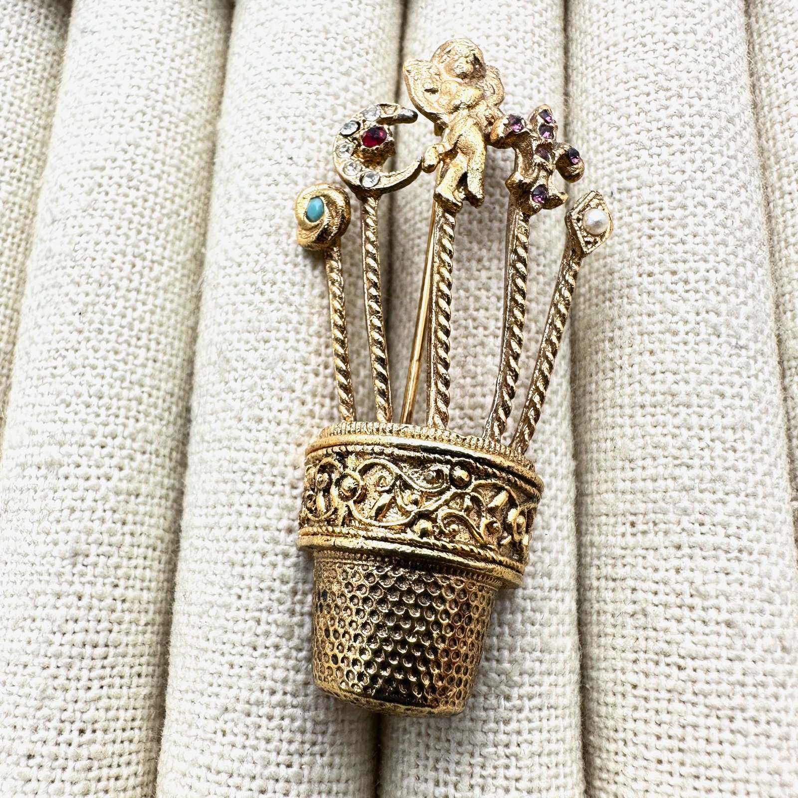 Vintage Unsigned Goldette Stick Pin in Flower Pot Gold Tone Brooch Pin 2.5 Inch: Vintage Unsigned Goldette Stick Pin in Flower Pot Gold Tone Brooch Pin 2.5 Inch