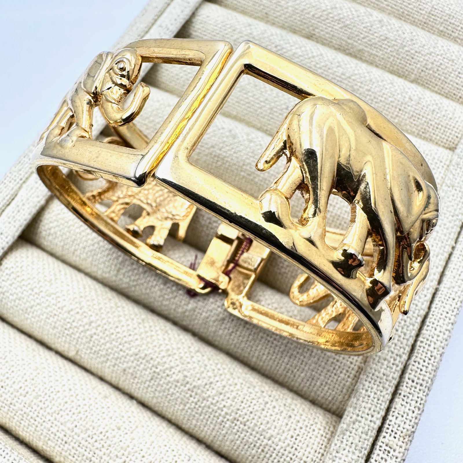 Vintage Gold Tone Elephant Hinged Bangle Bracelet 7.5 Inch (1 of 2)