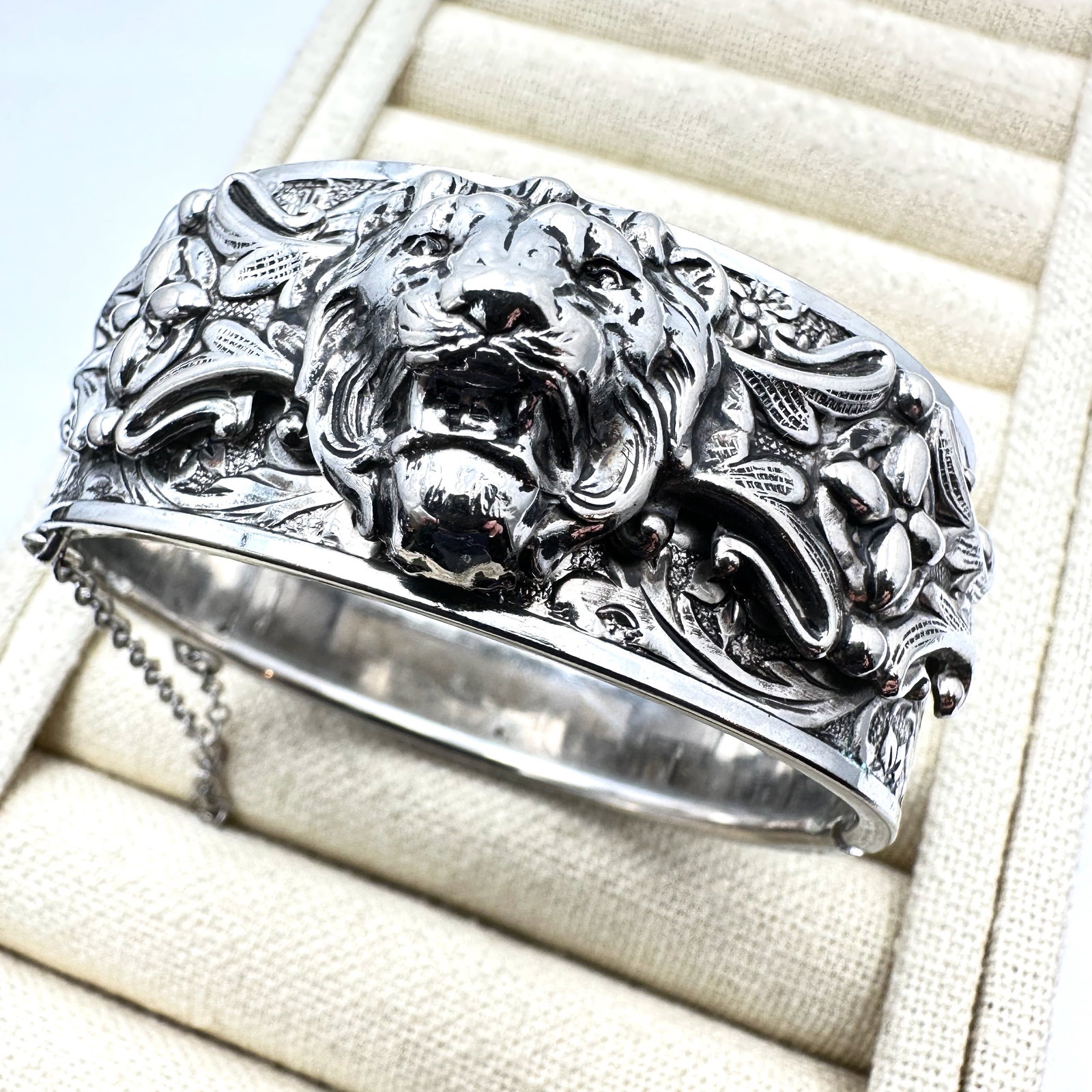 Vintage Silver Tone Lion Design Hinged Bangle Bracelet 7 Inch (1 of 2)