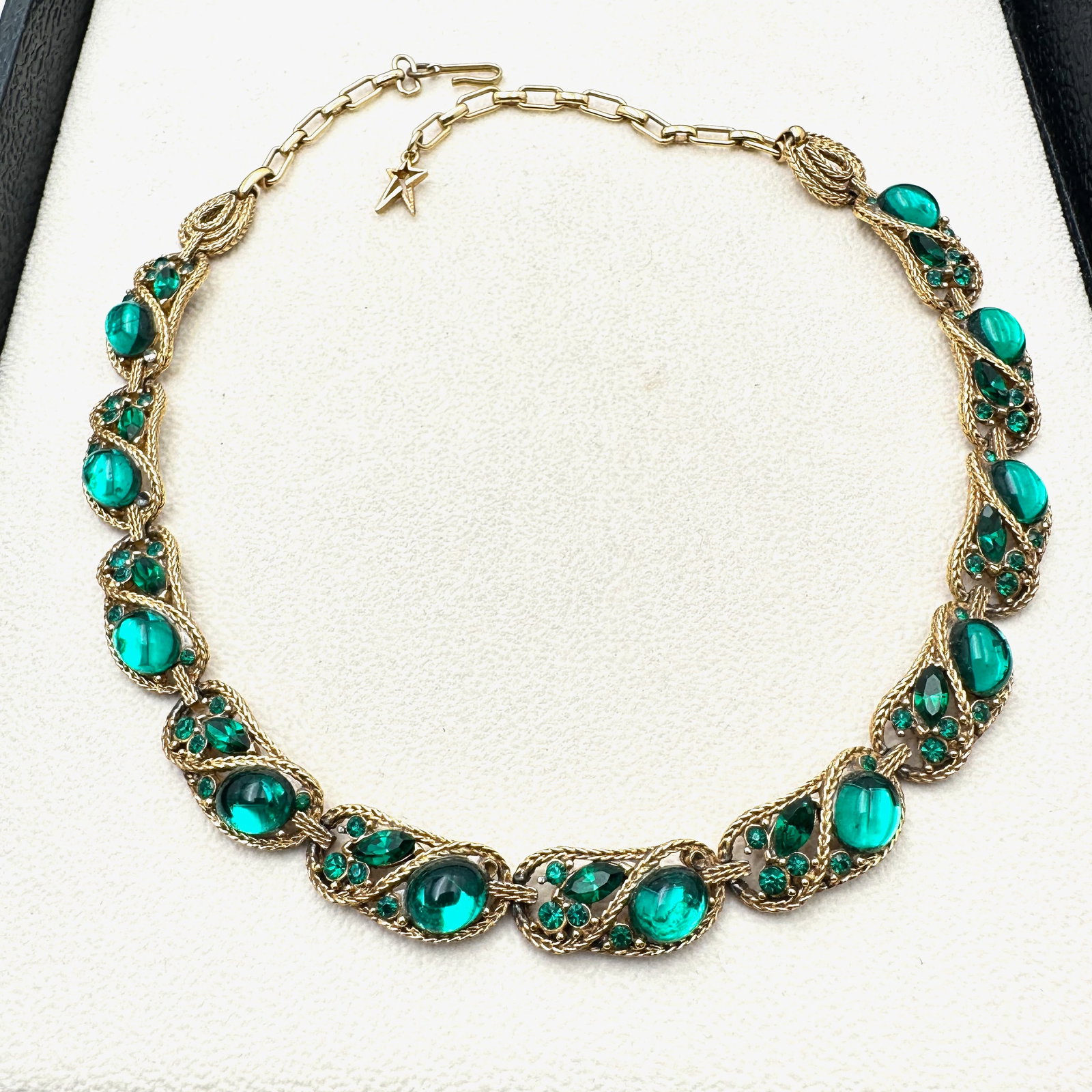 Vintage Green Glass Rhinestone Gold Tone Necklace 17 Inch Length: Vintage Green Glass Rhinestone Gold Tone Necklace 17 Inch Length