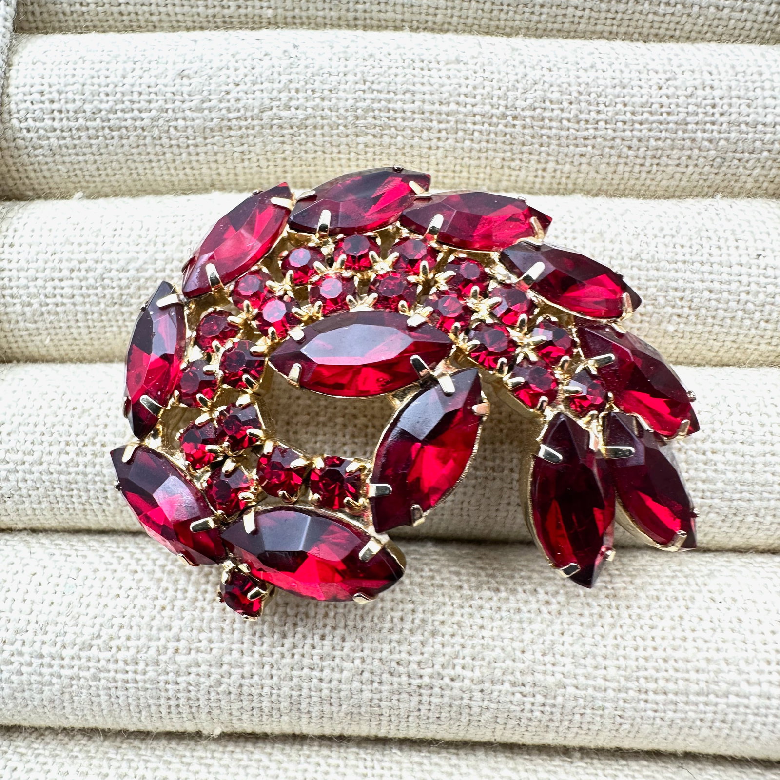 Vintage Red Glass Rhinestone Gold Tone Brooch Pin 2.25 Inch: Vintage Red Glass Rhinestone Gold Tone Brooch Pin 2.25 Inch