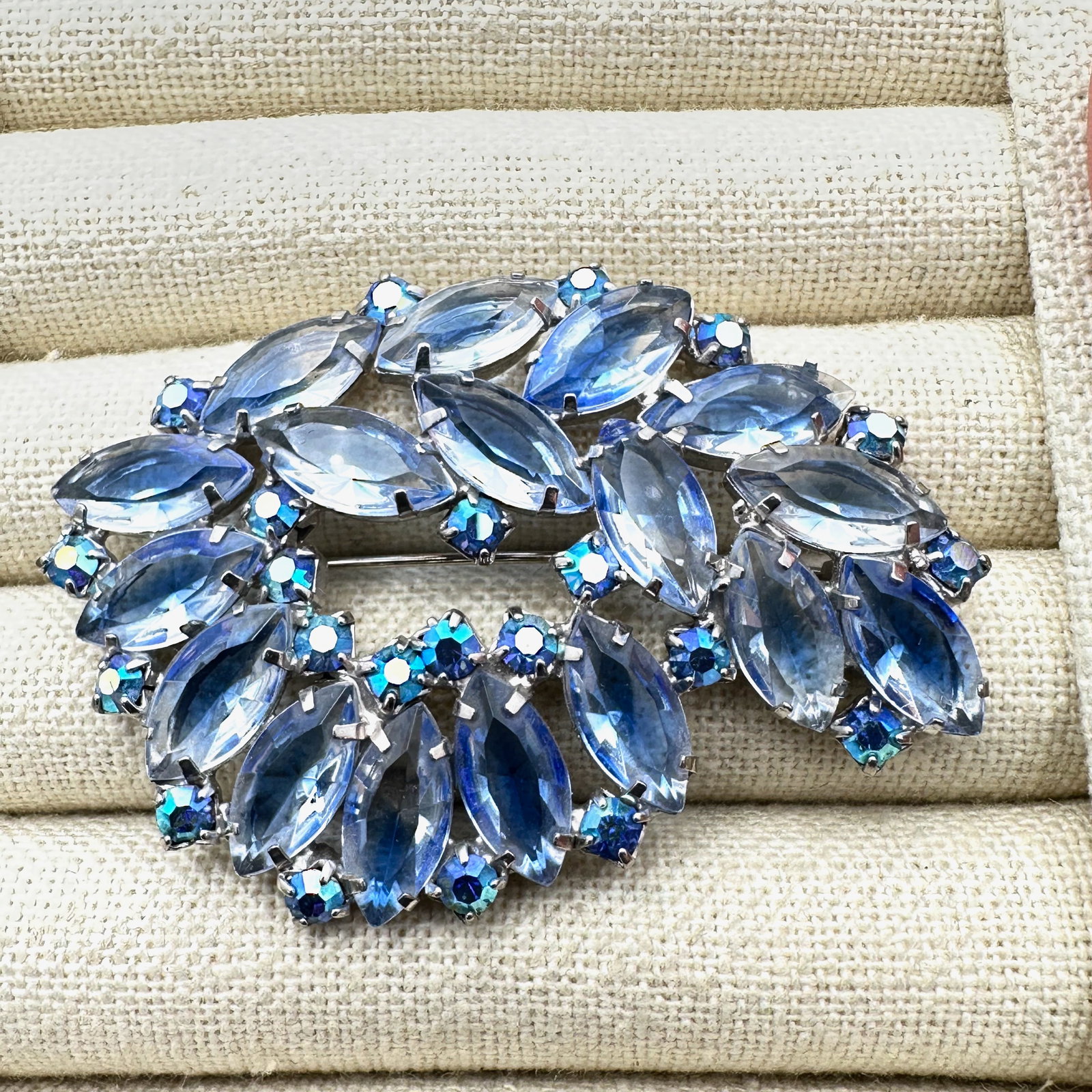 Vintage Unsigned Designer Blue Aurora Borealis Glass Rhinestone Silver Tone Brooch Pin 2.5 Inch: Vintage Unsigned Designer Blue Aurora Borealis Glass Rhinestone Silver Tone Brooch Pin 2.5 Inch