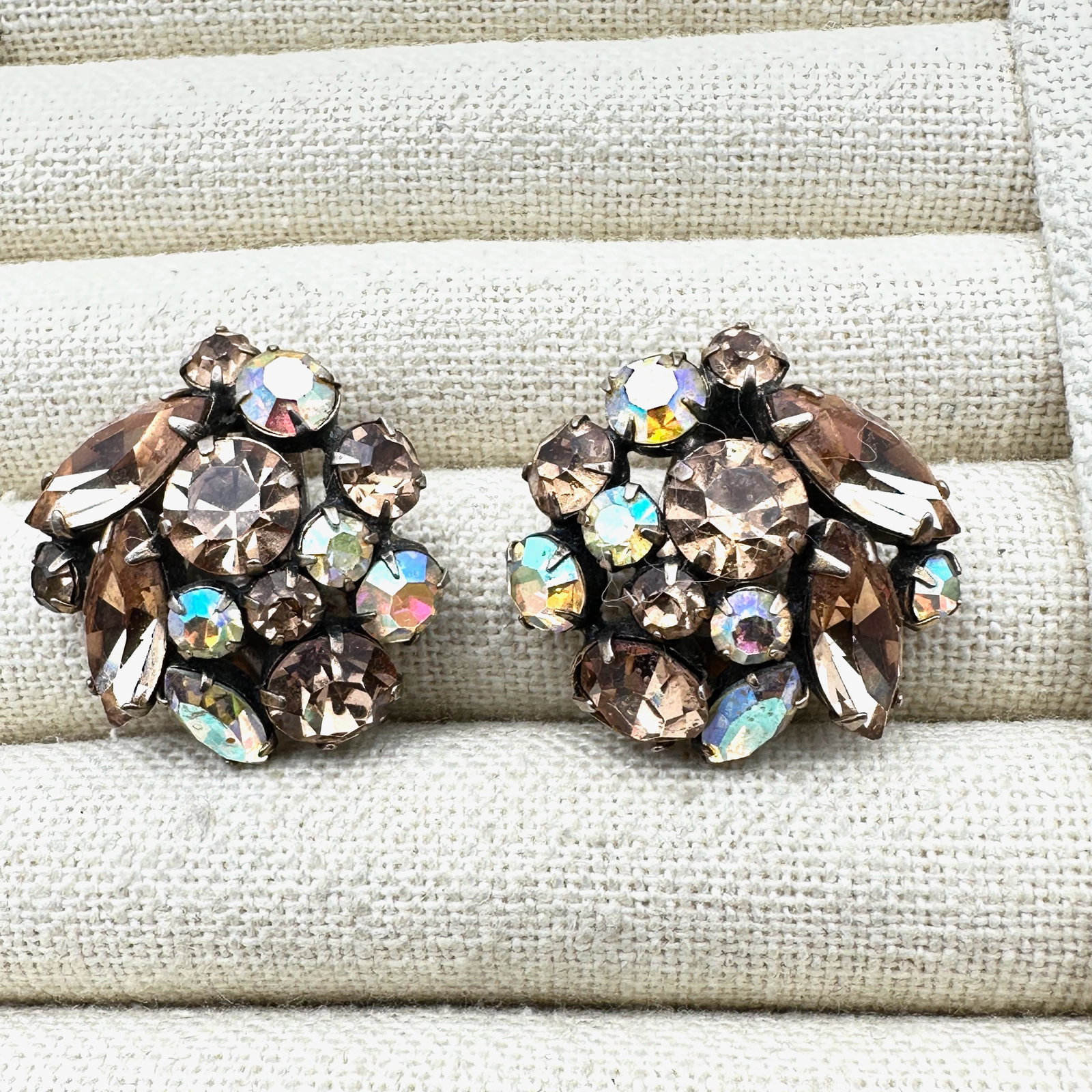 Vintage Unsigned Regency Amber Glass Rhinestone Antique Gold Tone Clip Earrings 1.25 Inch (1 of 2)