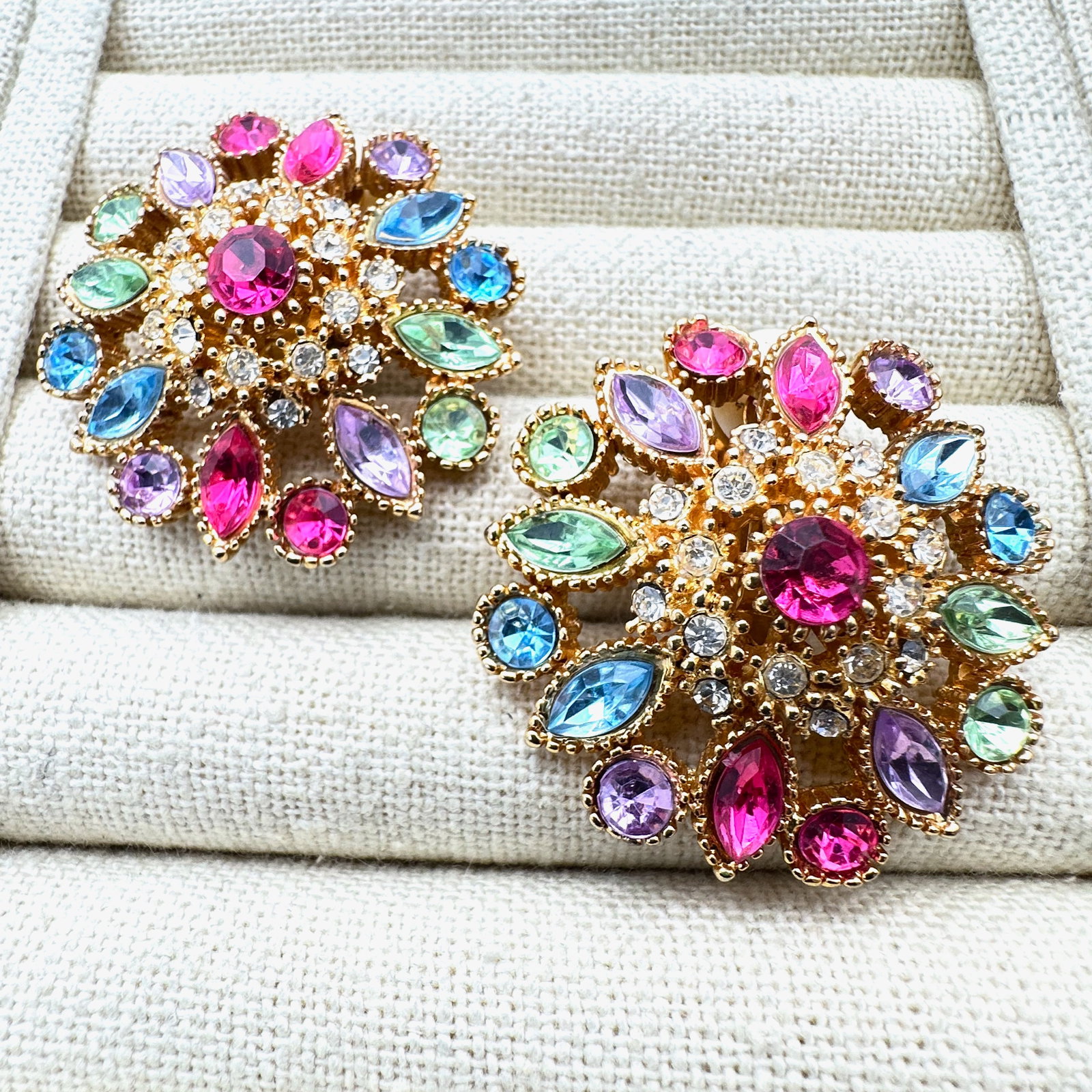 Unsigned Pastel Glass Rhinestone Gold Tone Clip Earrings 1.5 Inch: Unsigned Pastel Glass Rhinestone Gold Tone Clip Earrings 1.5 Inch