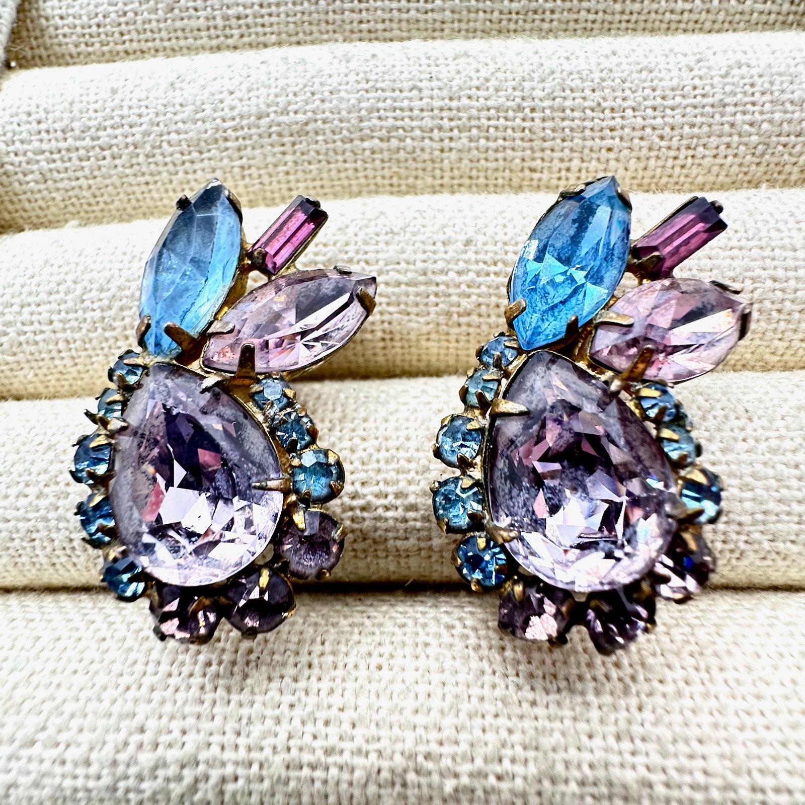 Vintage Unsigned Designer Multicolor Pastel Gold Tone Clip Earrings 1.25 Inch (1 of 2)