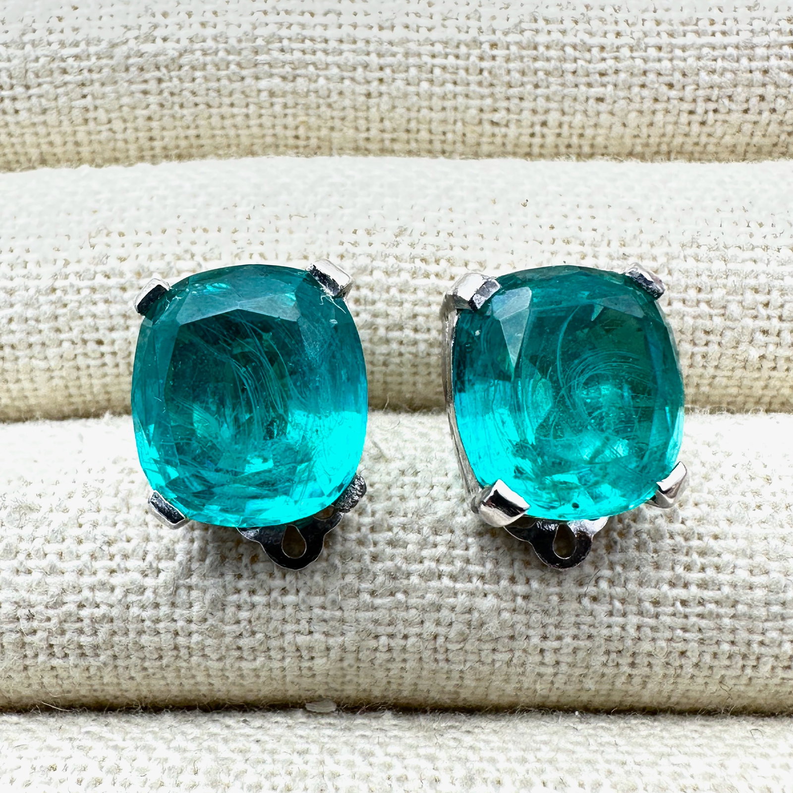 Vintage Jomaz Flawed Emerald Glass Silver Tone 1/2 Inch Clip a Earrings: Vintage Jomaz Flawed Emerald Glass Silver Tone 1/2 Inch Clip a Earrings