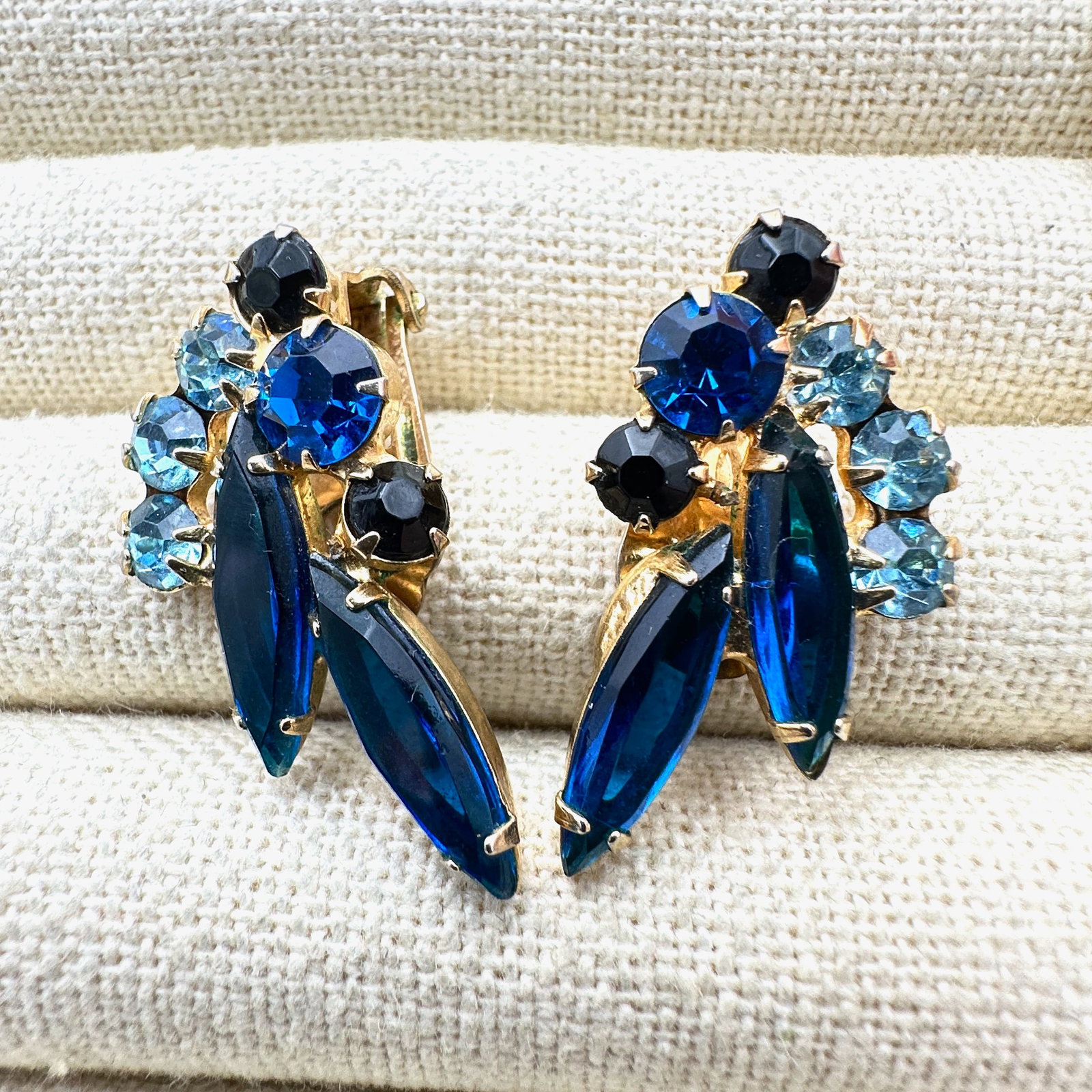 Vintage Royal and Light Blue Glass Rhinestone Gold Tone Clip Earrings 1.25 Inch: Vintage Royal and Light Blue Glass Rhinestone Gold Tone Clip Earrings 1.25 Inch