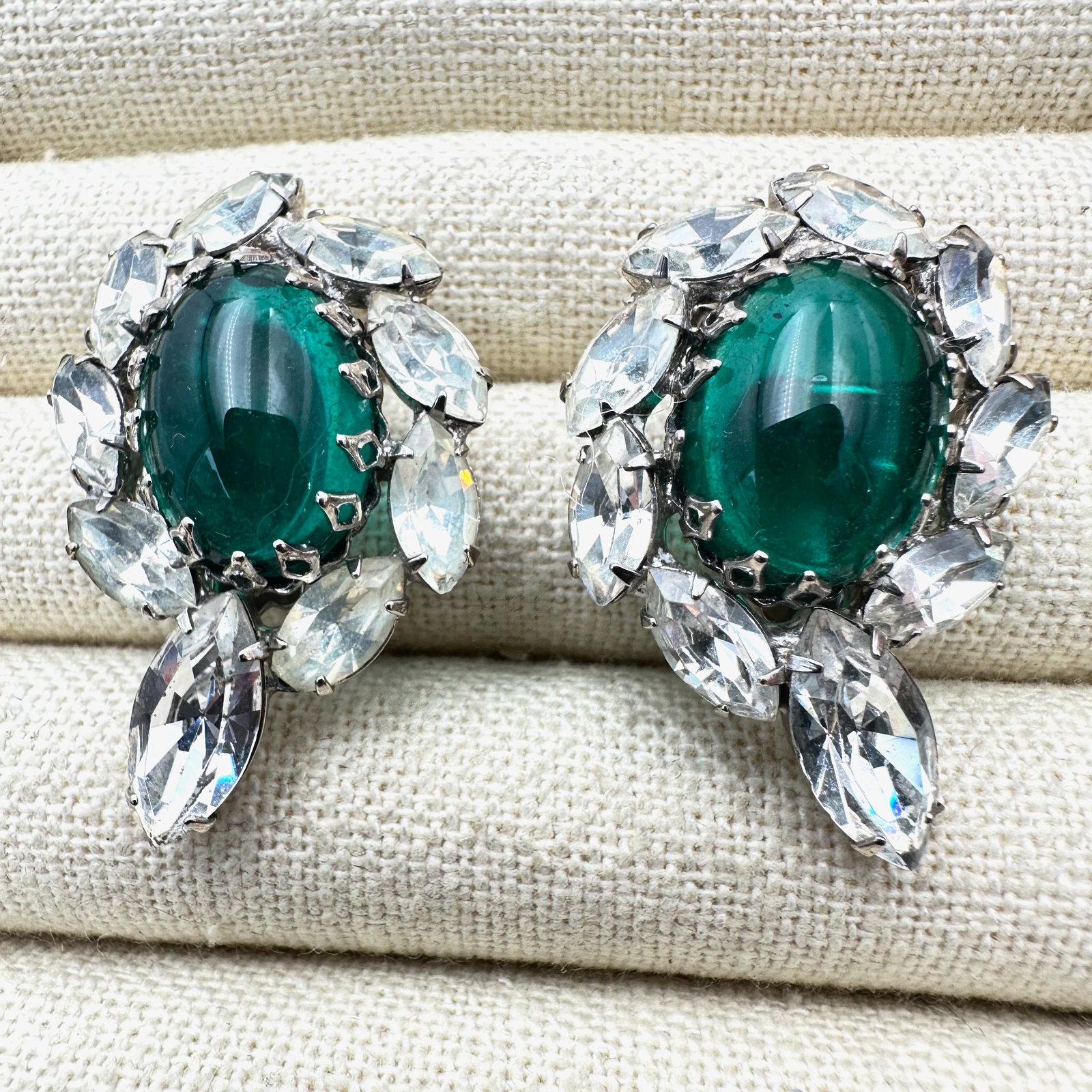 Vintage Unsigned Designer Emerald Green Glass Silver Tone Clip Earrings 1.5 Inch (1 of 2)