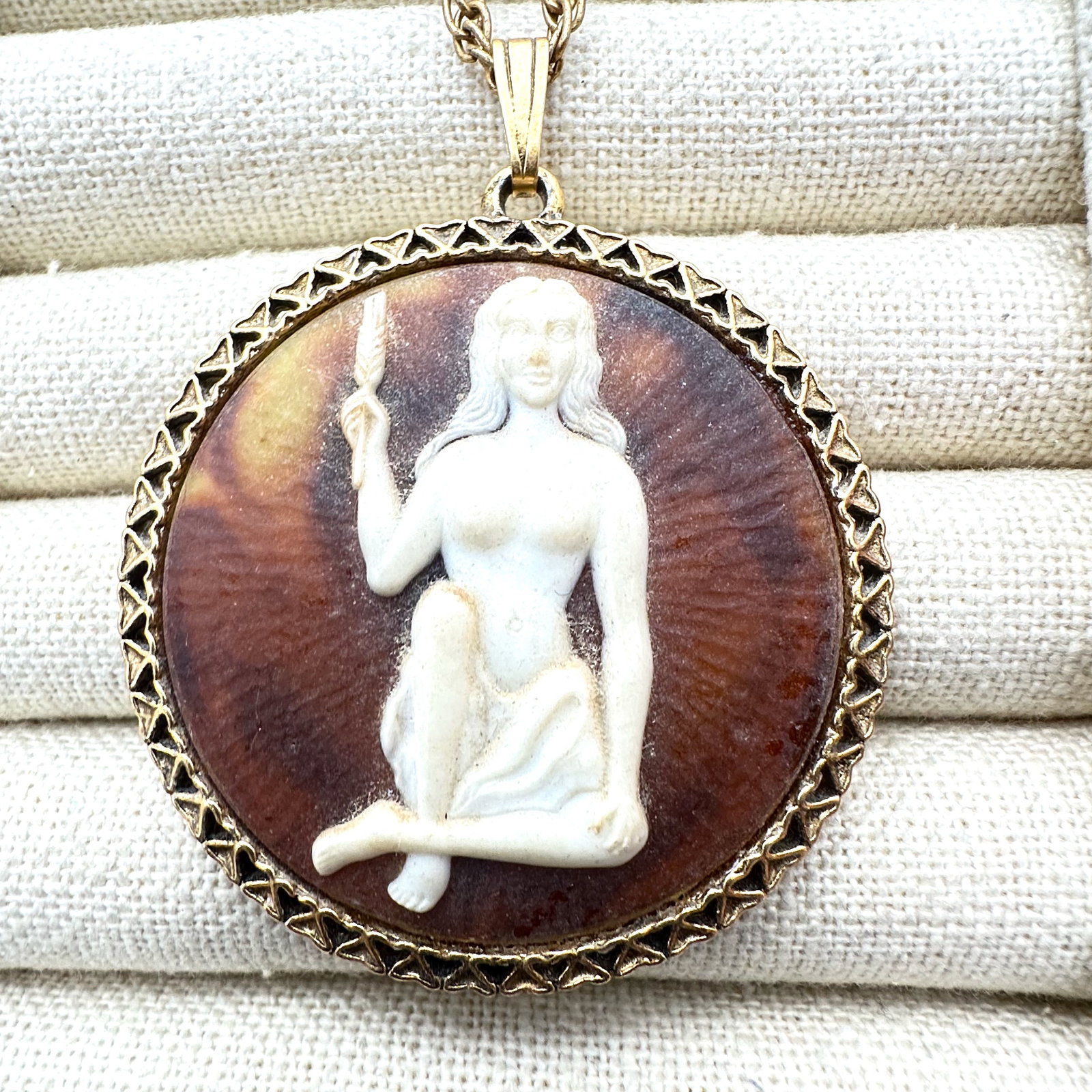 Vintage 1970s Era Lucite Gold Tone Pendant Necklace 24 Inch: Vintage 1970s Era Lucite Gold Tone Pendant Necklace 24 Inch