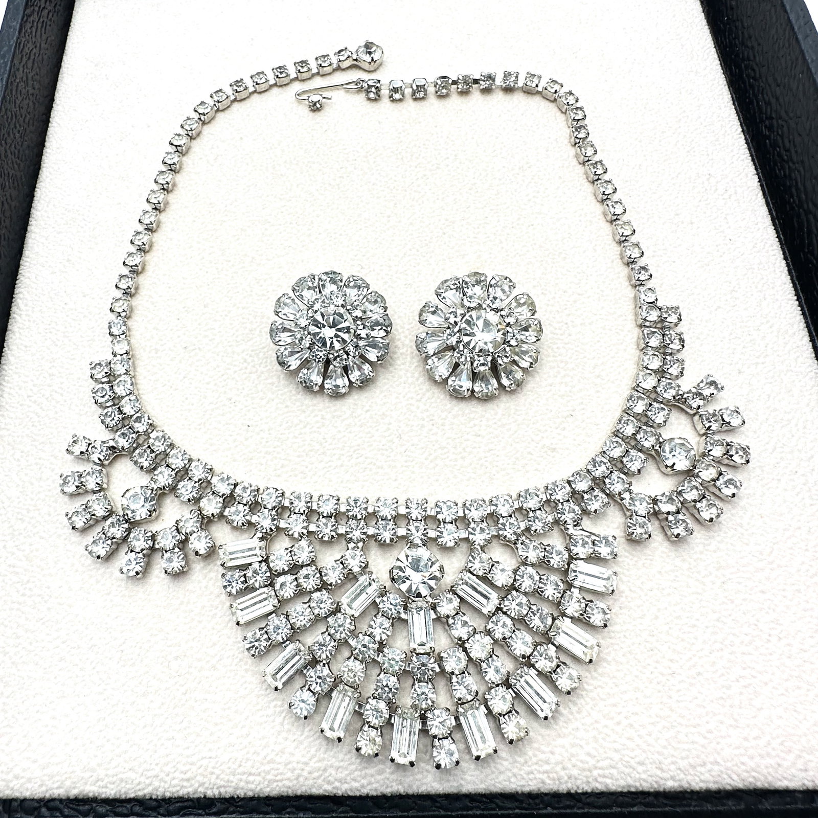 Vintage Clear Glass Rhinestone Silver Tone Statement 17 Inch Necklace and Clip Earrings Set Pristine: Vintage Clear Glass Rhinestone Silver Tone Statement 17 Inch Necklace and Clip Earrings Set Pristine Condition