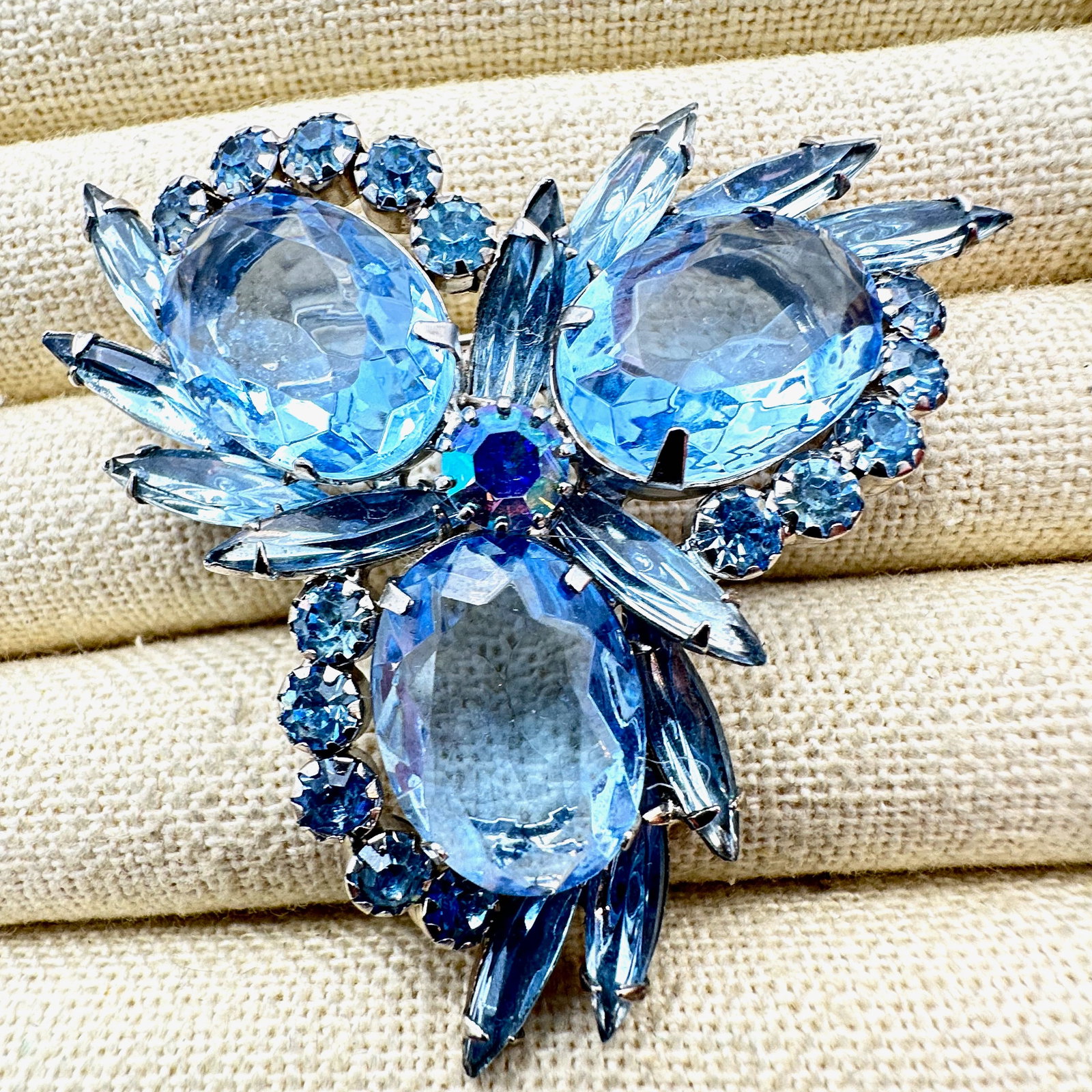 Vintage Unsigned Designer Blue Glass Rhinestone Silver Tone Brooch Pin 2.25 Inch (1 of 2)