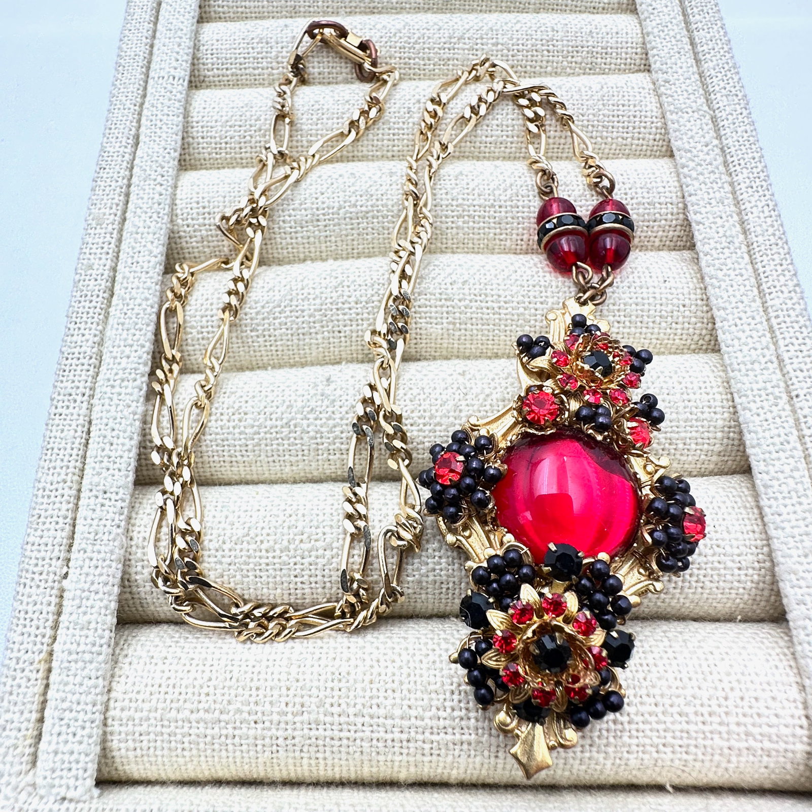 Vintage Unsigned Haskell? Designer Black Red Glass Bead Wired Gold Tone Necklace 24 Inch: Vintage Unsigned Haskell? Designer Black Red Glass Bead Wired Gold Tone Necklace 24 Inch