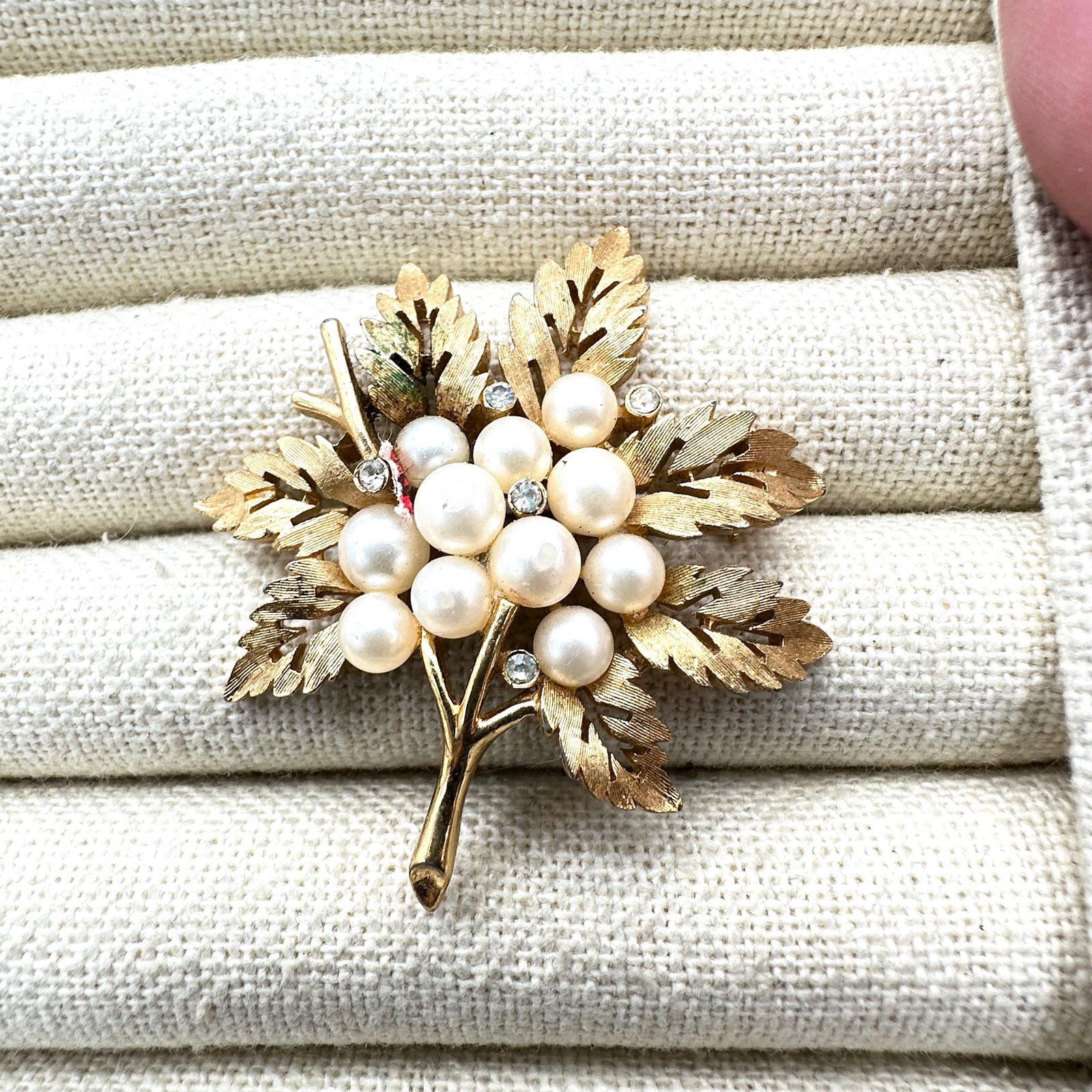 Vintage Trifari Faux Pearl Gold Tone Brooch Pin 2.5 Inch: Vintage Trifari Faux Pearl Gold Tone Brooch Pin 2.5 Inch