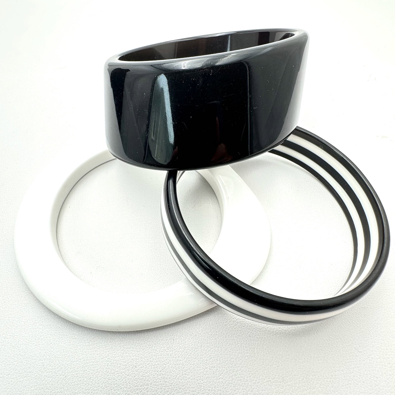 Vintage Lot of 1960s Era Black and White Lucite Bangle Bracelets One Striped (1 of 2)