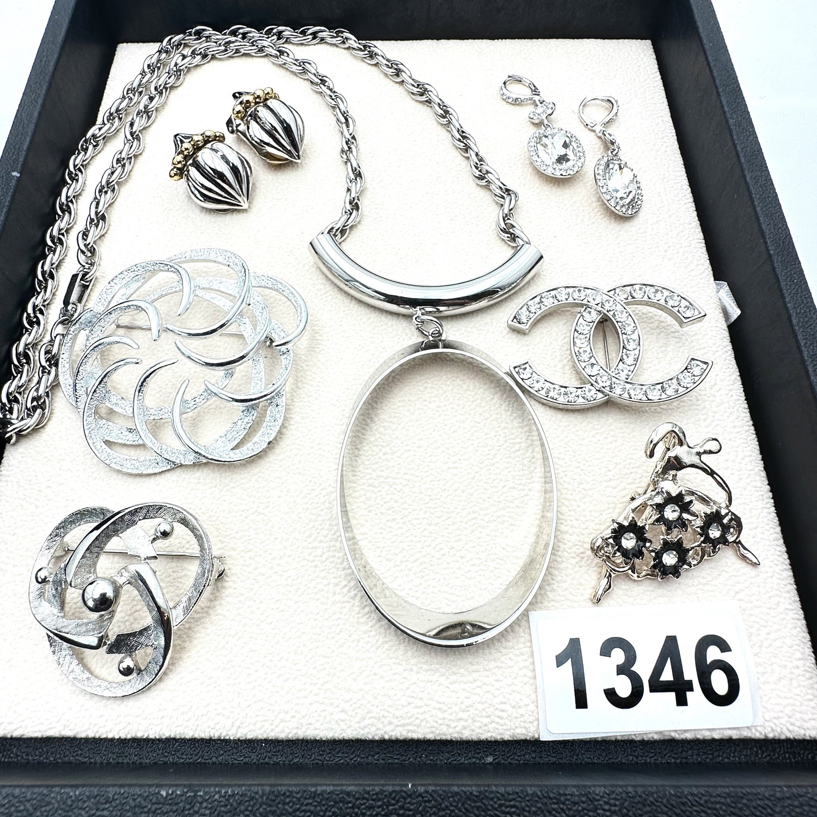 Vintage Jewelry Group Lot Silver Tone Necklace Coordinating Brooches Pins and Earrings (1 of 2)