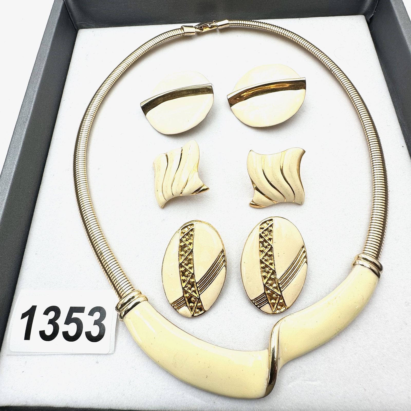 Vintage Jewelry Group Lot Off White Enamel Gold Tone Statement Necklace And Coordinating Earrings (1 of 2)