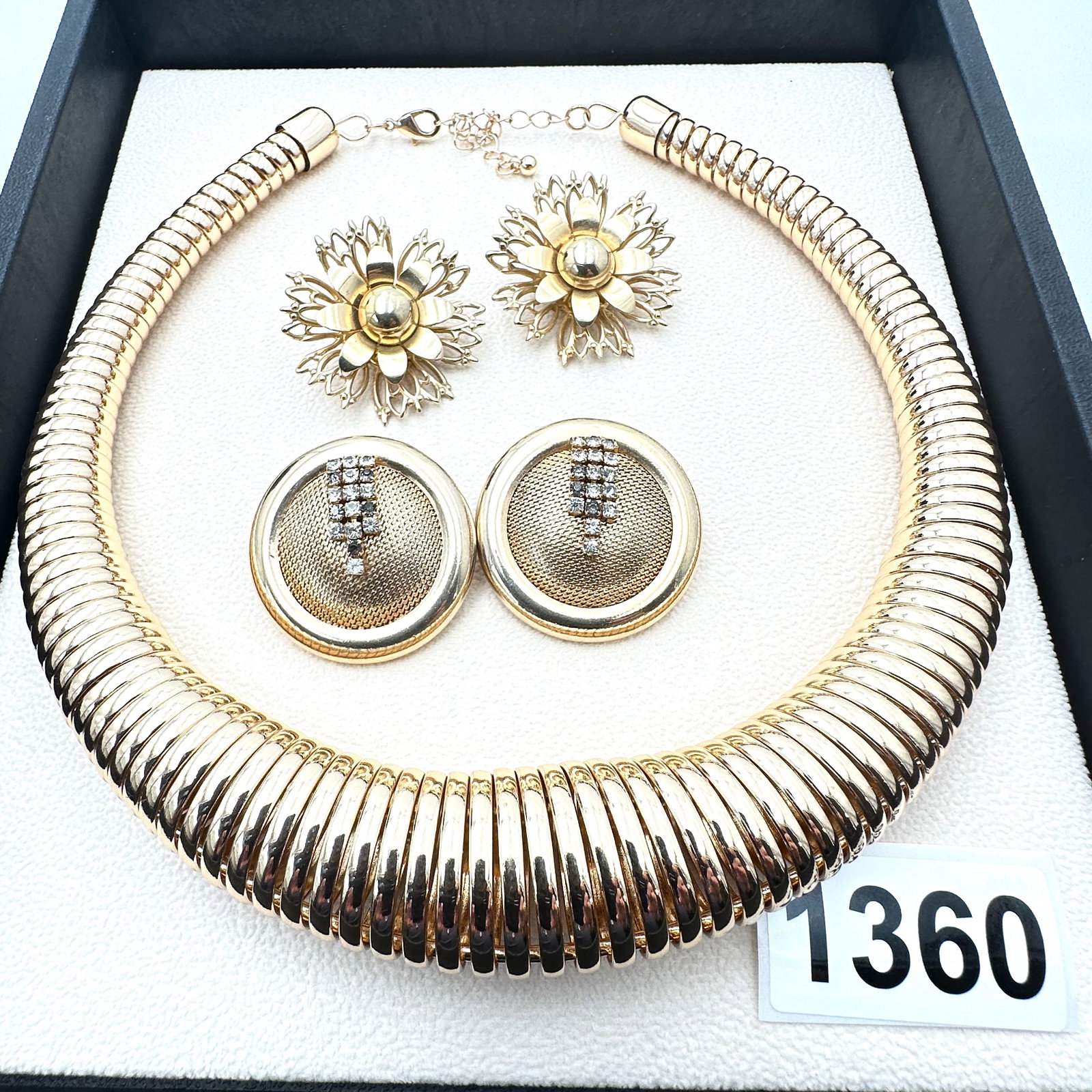Vintage Jewelry Group Lot Gold Tone Tobogas Necklace And Coordinating Clip Earrings: Vintage Jewelry Group Lot Gold Tone Tobogas Necklace And Coordinating Clip Earrings