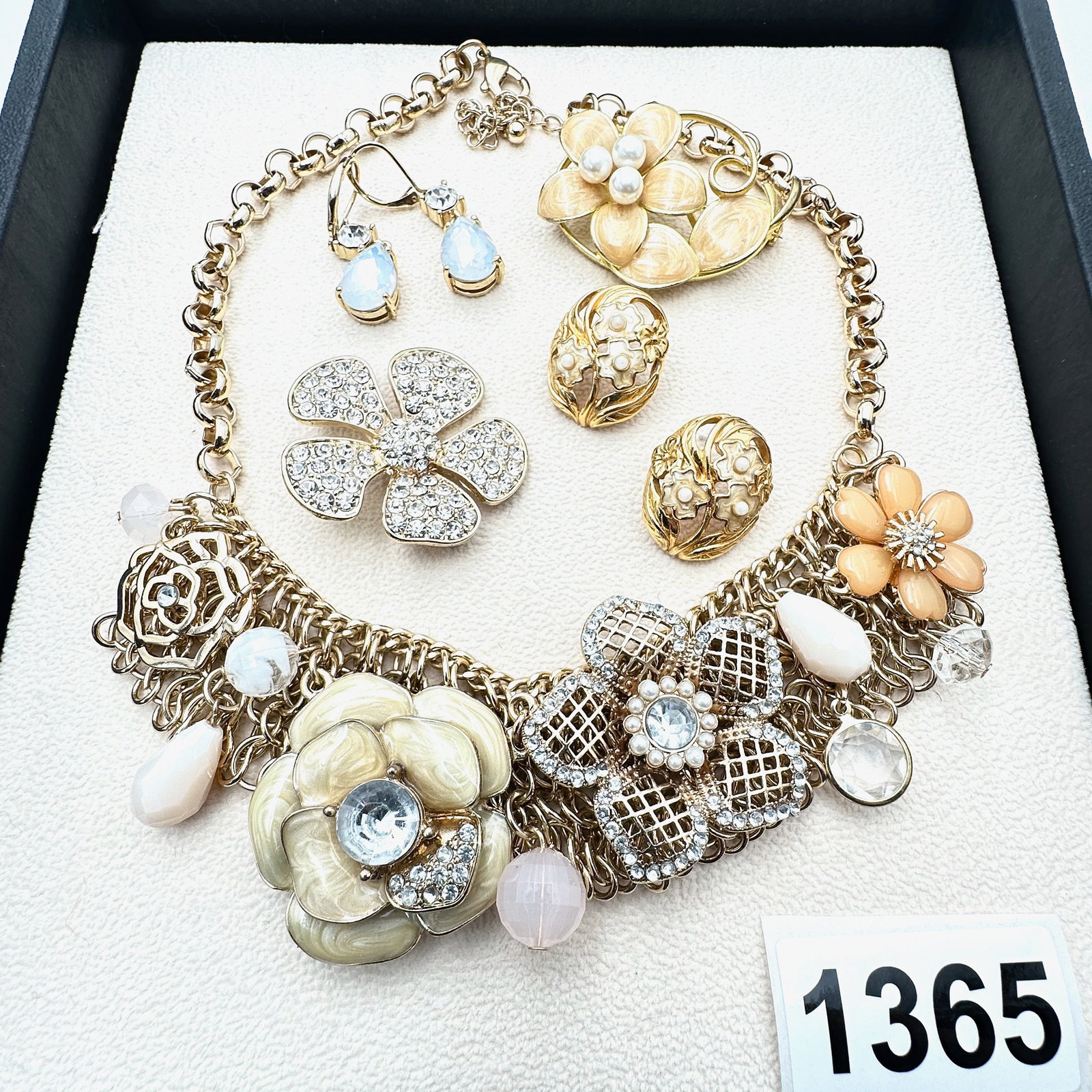 Vintage Jewelry Group Lot Off White Enamel Flower Gold Tone Statement Necklace And Coordinating (1 of 2)