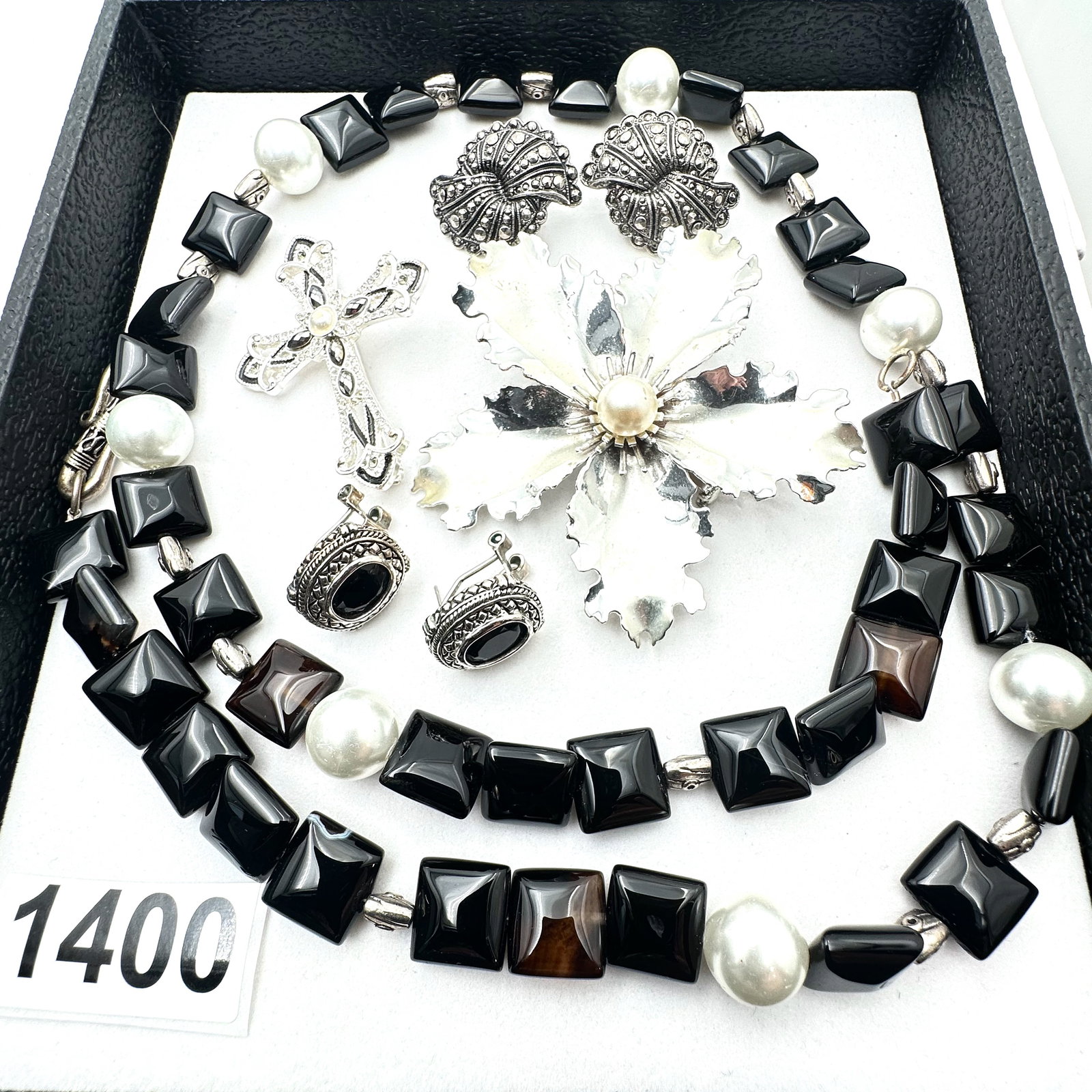 Vintage Jewelry Group Lot Retro Flower Brooch Cross Brooch Black Glass Necklace Coordinating (1 of 2)