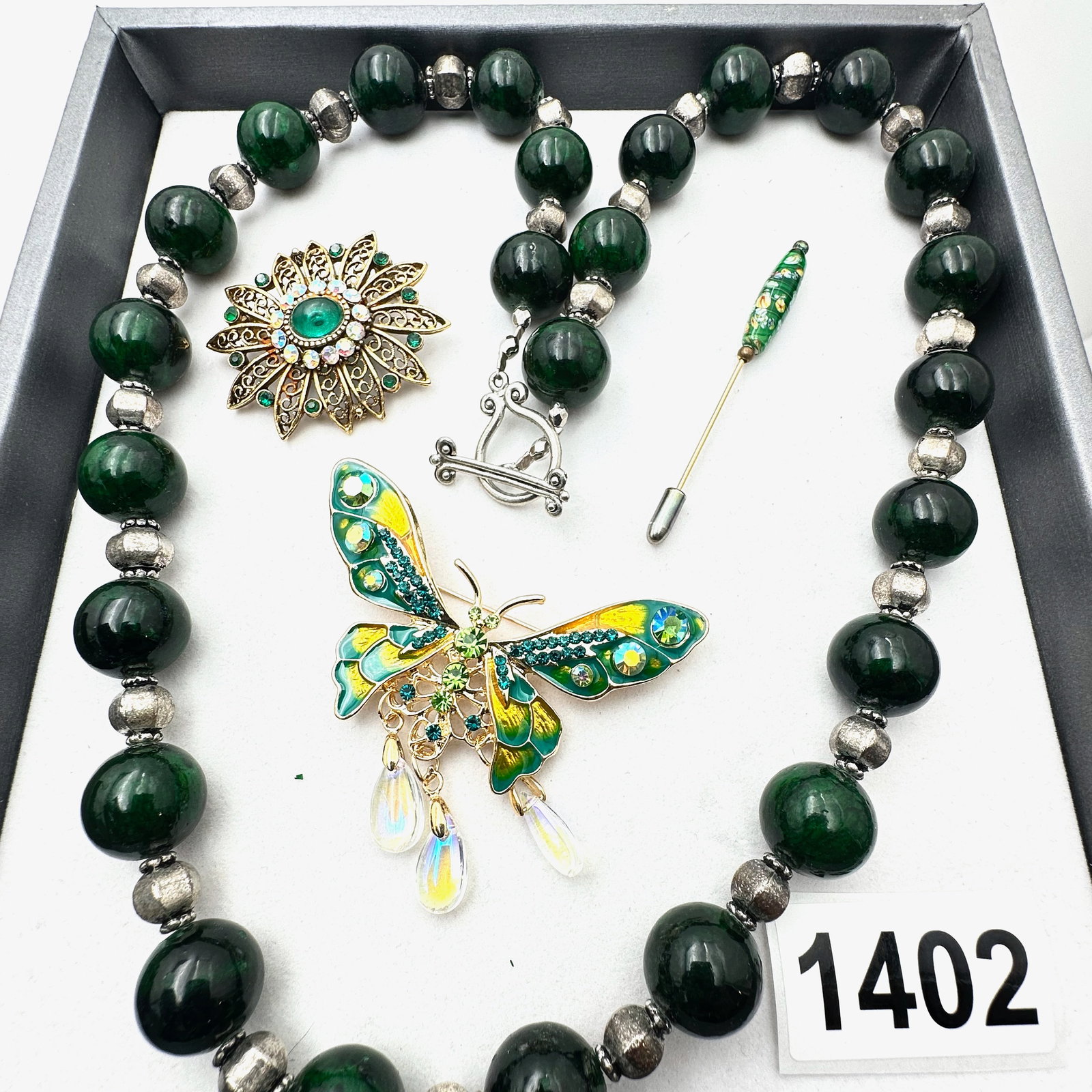 Vintage Jewelry Group Lot Green Glass Bead Silver Tone Necklace Butterfly Brooch Pin Green (1 of 2)