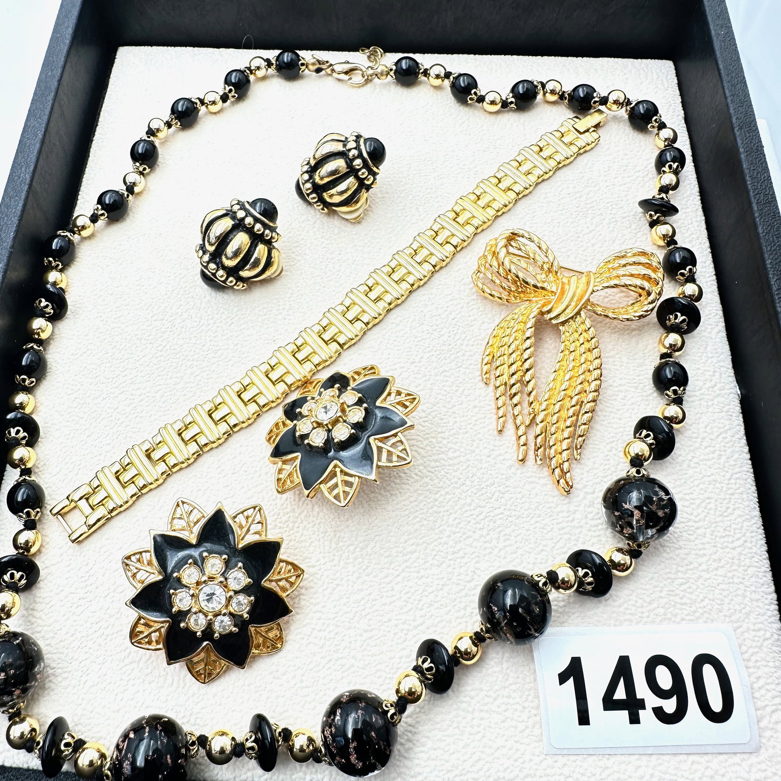 Vintage Jewelry Group Lot Black Art Glass Necklace Coordinating Clip Earrings Bracelet Bow Brooch: Vintage Jewelry Group Lot Black Art Glass Necklace Coordinating Clip Earrings Bracelet Bow Brooch Pin