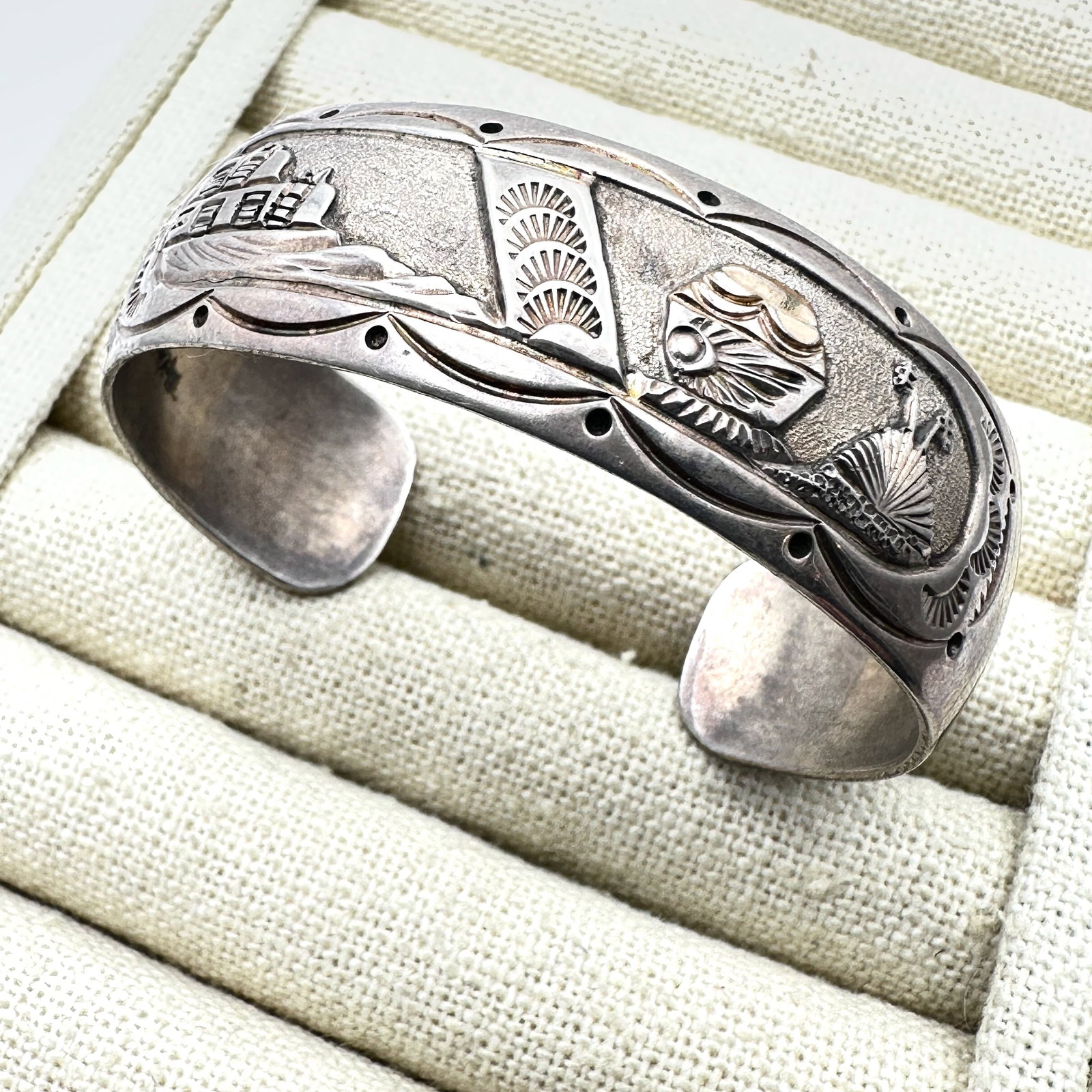American Southwest Miko Smith Sterling Silver Story Teller Cuff Bracelet Weight 27 Grams (1 of 2)