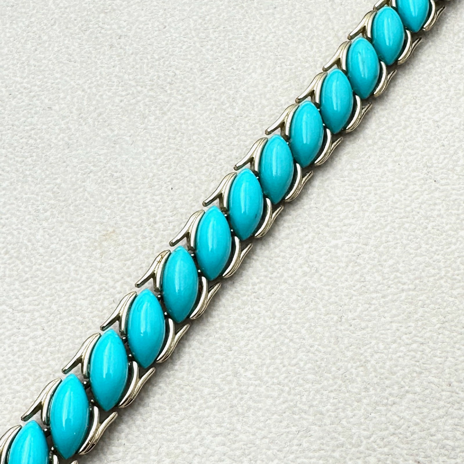 Vintage Trifari Turquoise Blue Stones Gold Tone Bracelet 7 Inch Length (1 of 3)