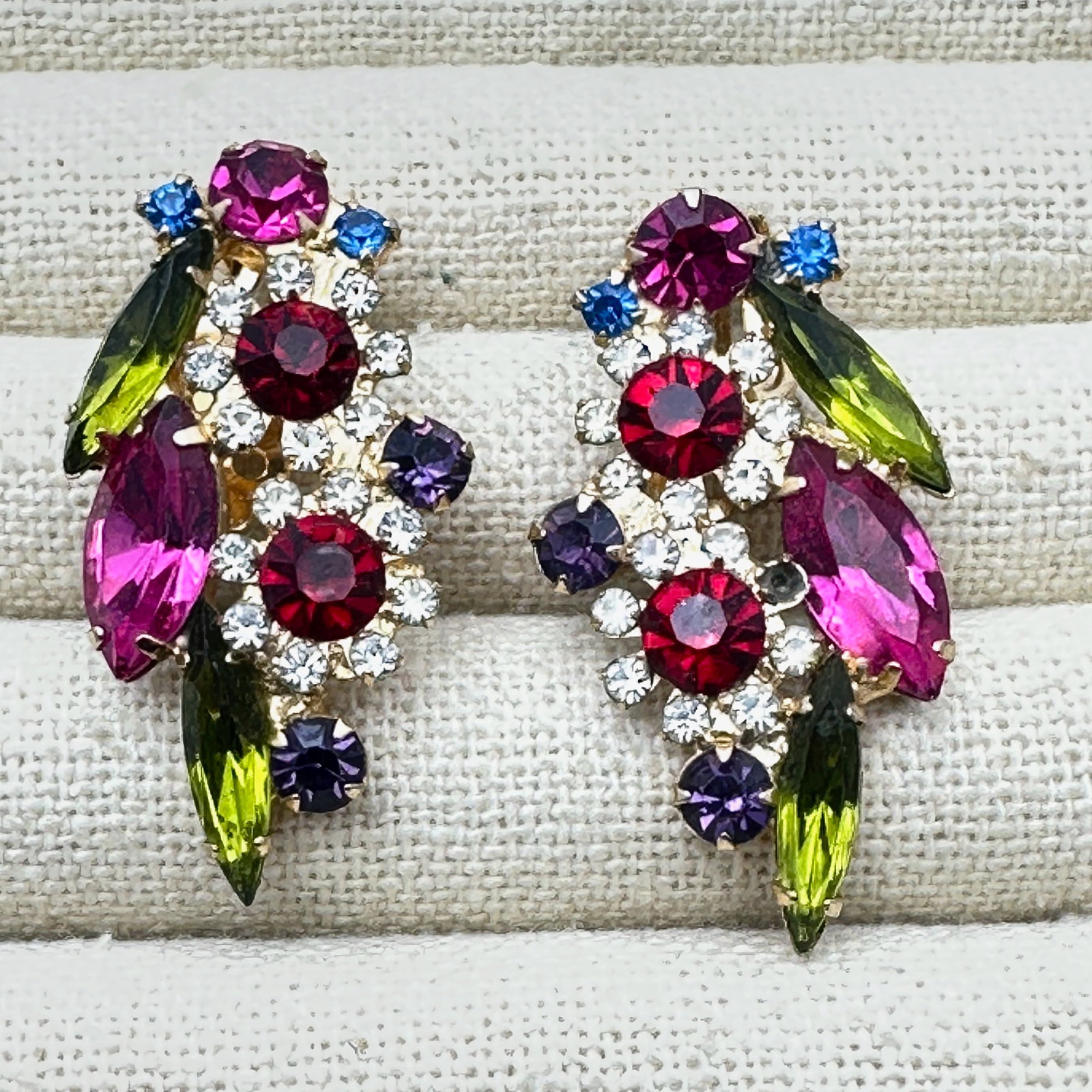 Vintage Juliana Multicolor Glass Rhinestone Gold Tone Clip Earrings 1.5 Inch Length: Vintage Juliana Multicolor Glass Rhinestone Gold Tone Clip Earrings 1.5 Inch Length