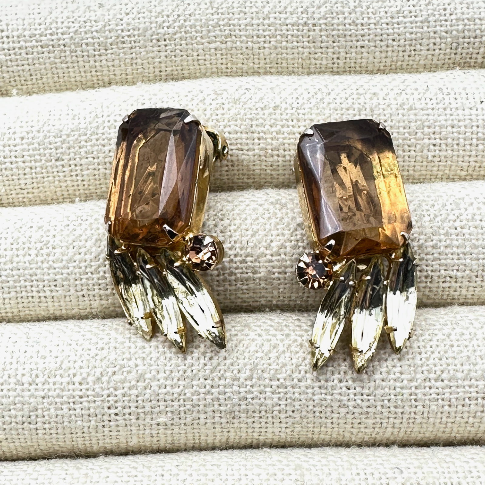 Vintage Juliana Amber Yellow Glass Rhinestone Gold Tone Clip Earrings: Vintage Juliana Amber Yellow Glass Rhinestone Gold Tone Clip Earrings