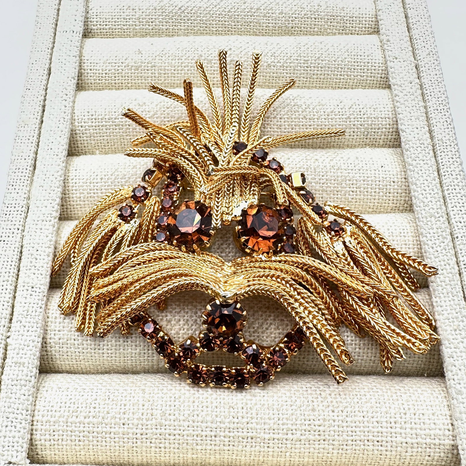 Vintage Unsigned Dominic De Tora Amber Glass Rhinestone Gold Tone Shaggy Dog Brooch Pin 3 Inch (1 of 2)