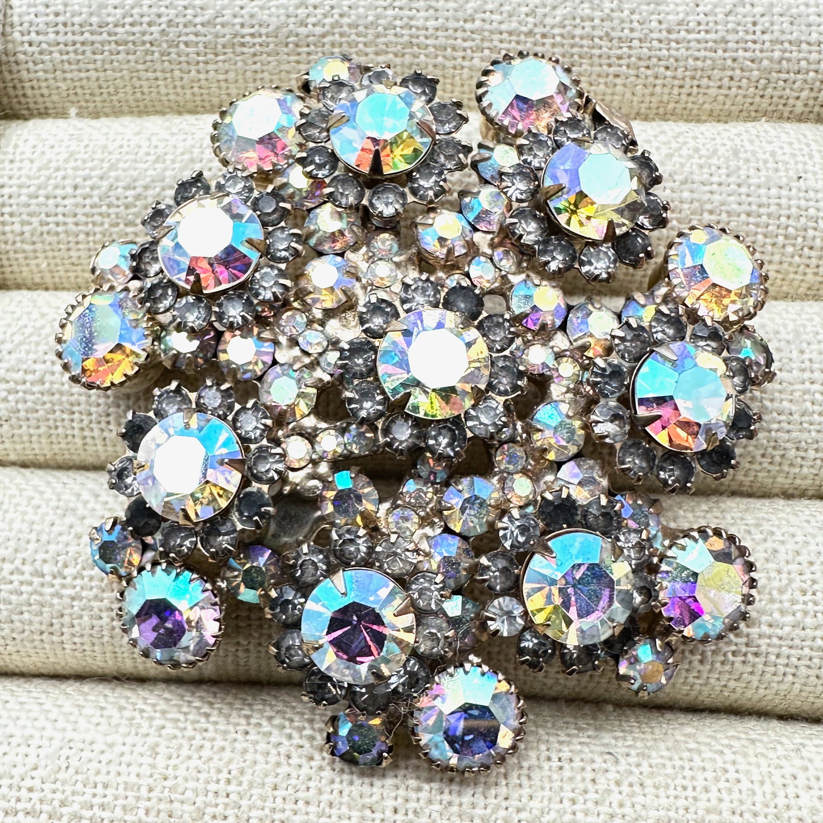 Vintage Juliana Aurora Borealis Glass Rhinestone Gold Tone Brooch Pin 2.5 Inch (1 of 2)