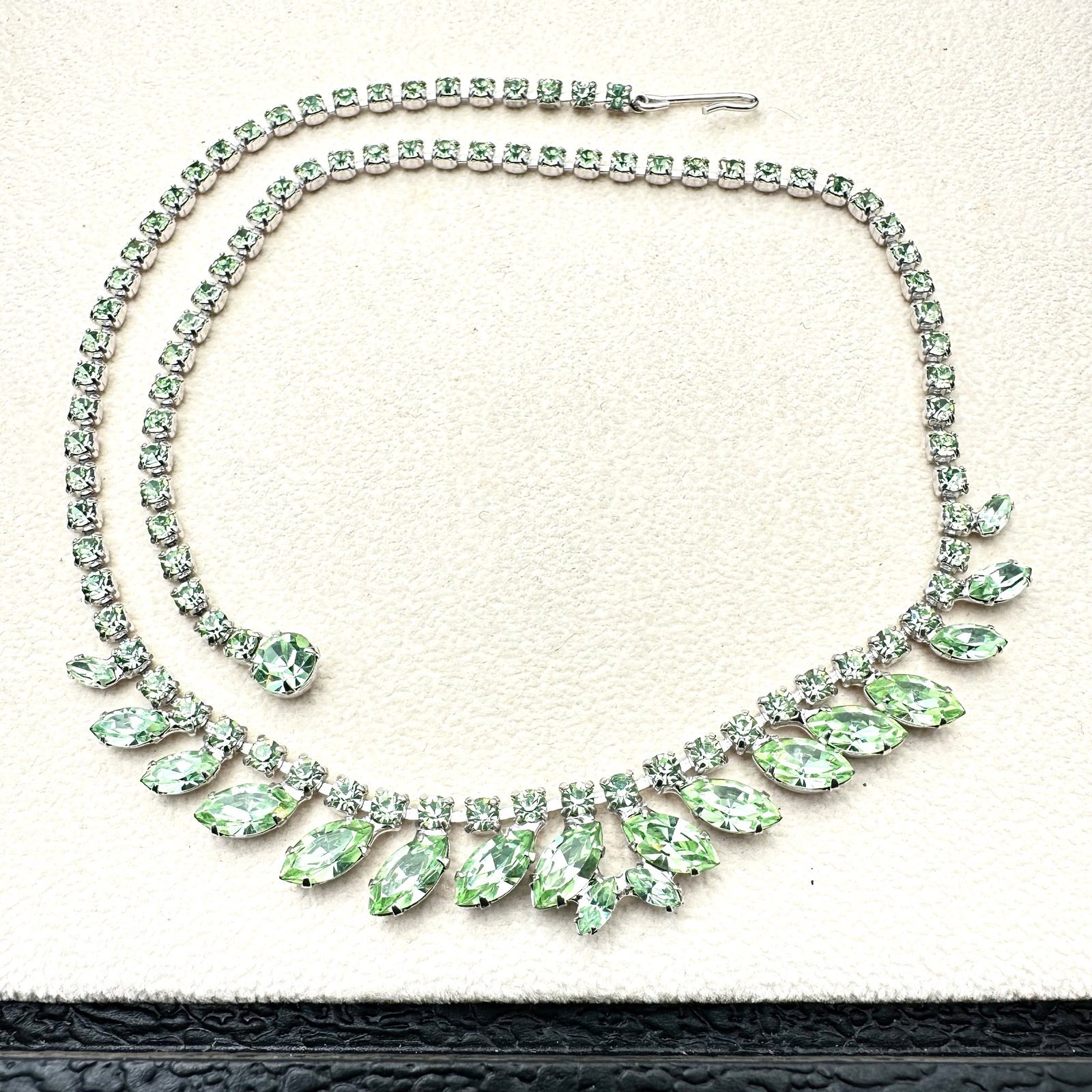 Vintage Light Green Glass Rhinestone Silver Tone Necklace 16 Inch Wearable Length: Vintage Light Green Glass Rhinestone Silver Tone Necklace 16 Inch Wearable Length