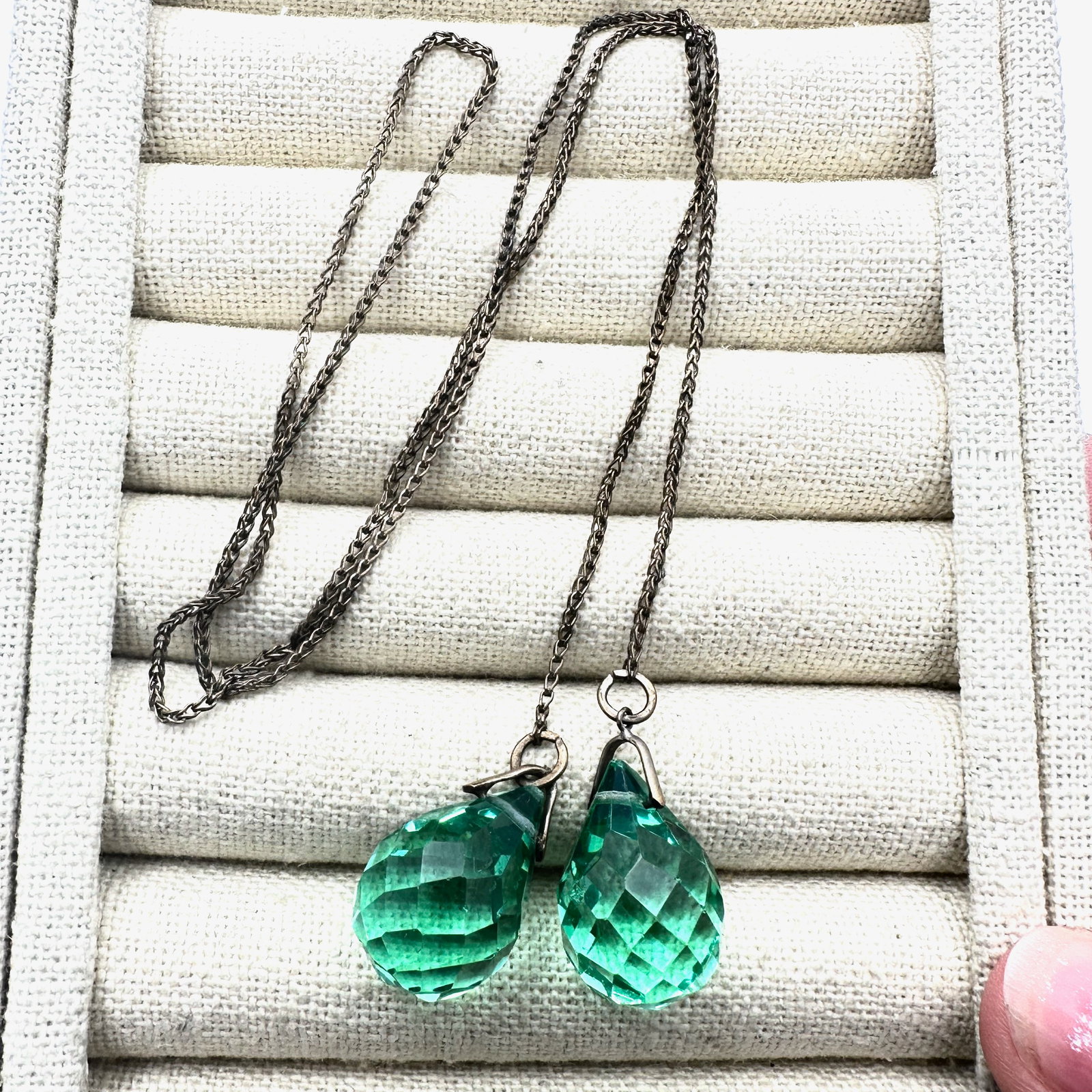 Antique Green Faceted Cut Green Teardrop Lariat Necklace Antiqued Gold Tone 20 Inch: Antique Green Faceted Cut Green Teardrop Lariat Necklace Antiqued Gold Tone 20 Inch