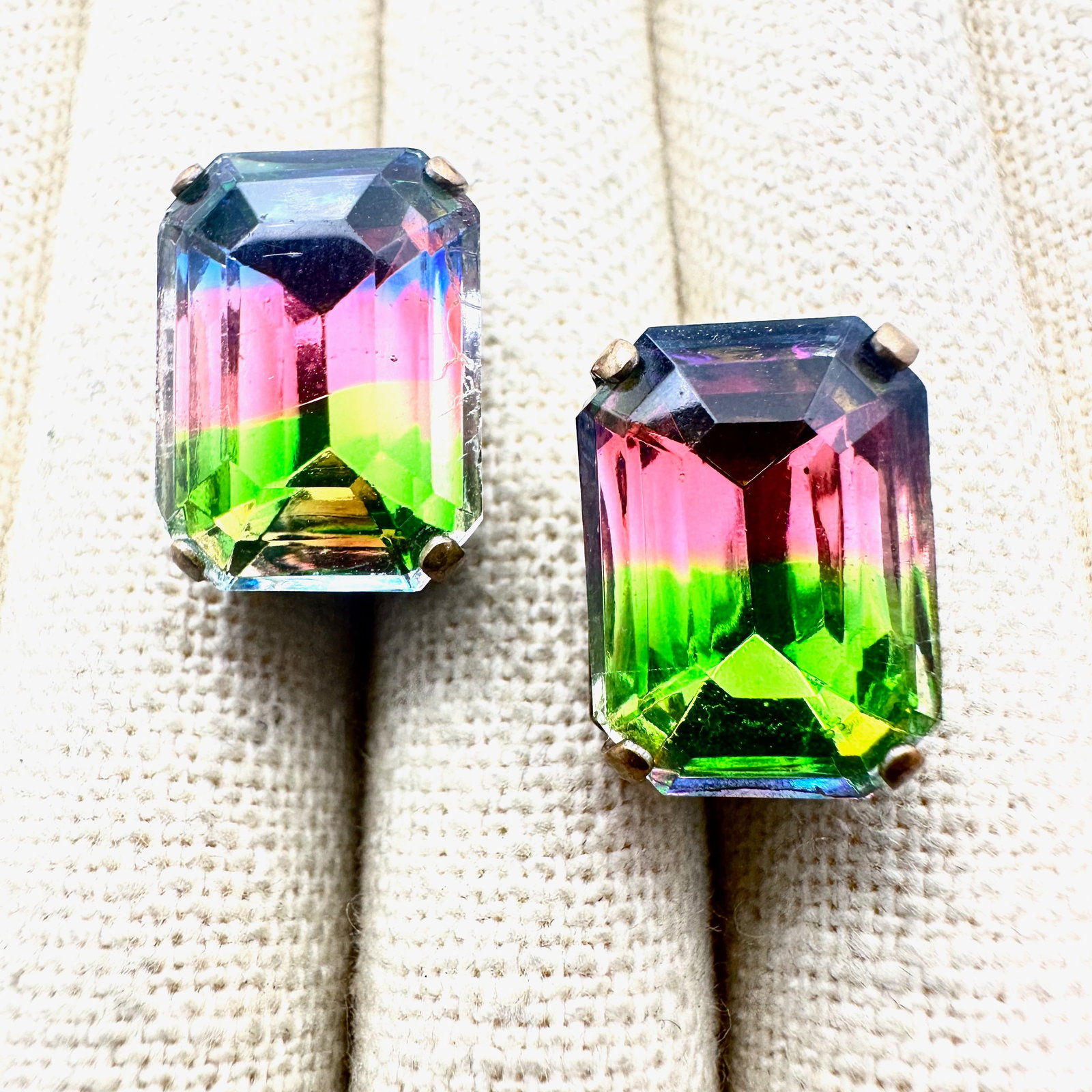 Vintage Striped Glass Rhinesotne Gold Tone Clip Earrings 3/4 Inch (1 of 2)