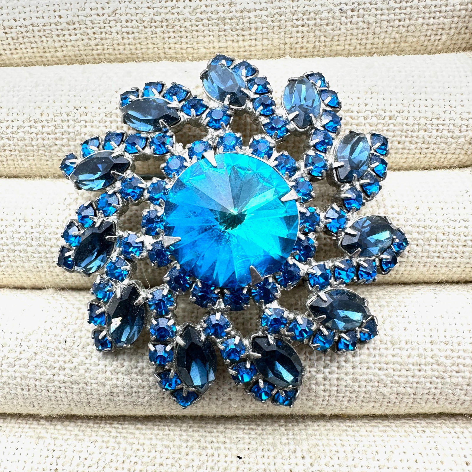 Vintage Blue Glass Rhinestone Rivoli Center Stone Silver Tone Brooch Pin 2.5 Inch: Vintage Blue Glass Rhinestone Rivoli Center Stone Silver Tone Brooch Pin 2.5 Inch