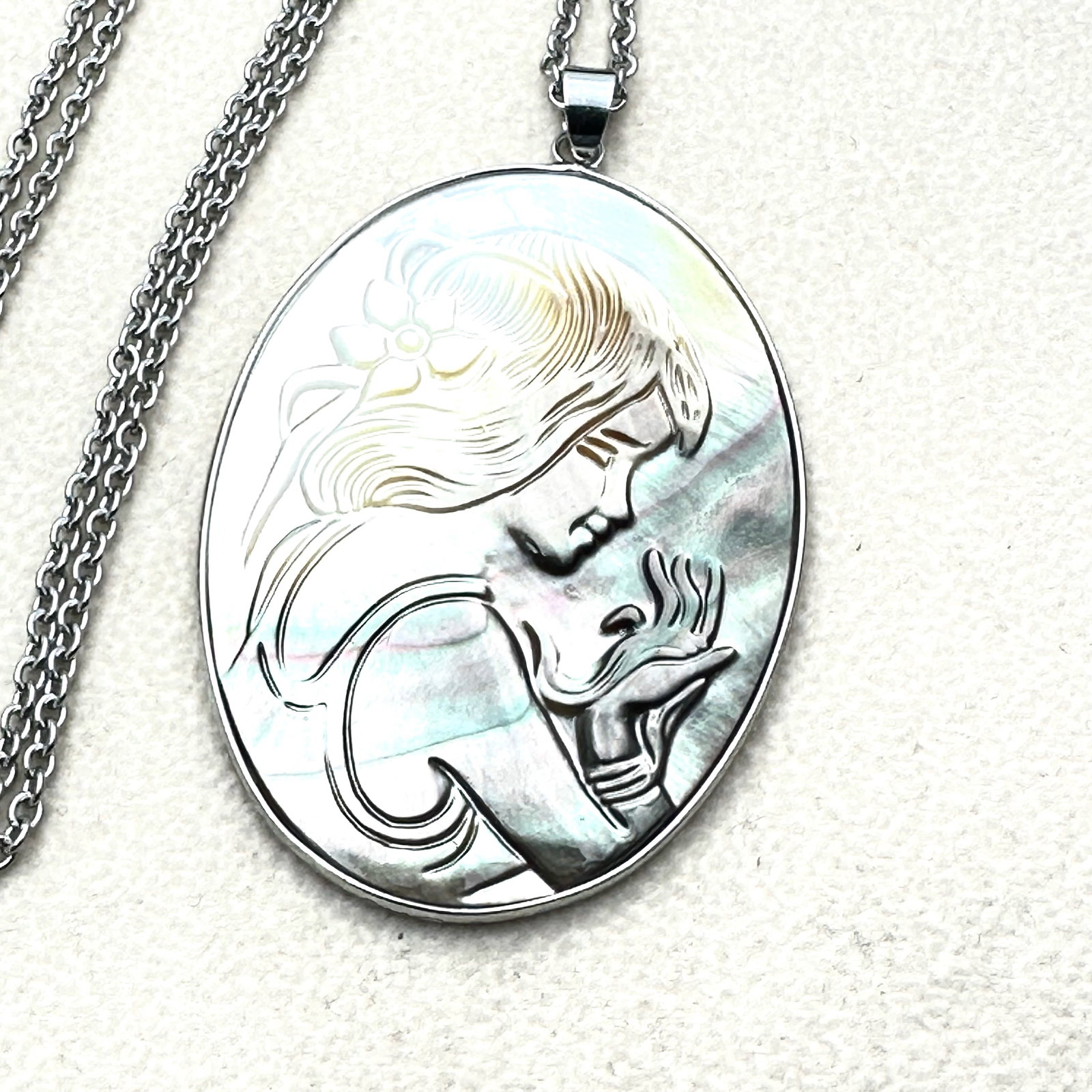 Carved Mother of Pearl Portrait Pendant Necklace Silver Tone Chain 20 Inch: Carved Mother of Pearl Portrait Pendant Necklace Silver Tone Chain 20 Inch