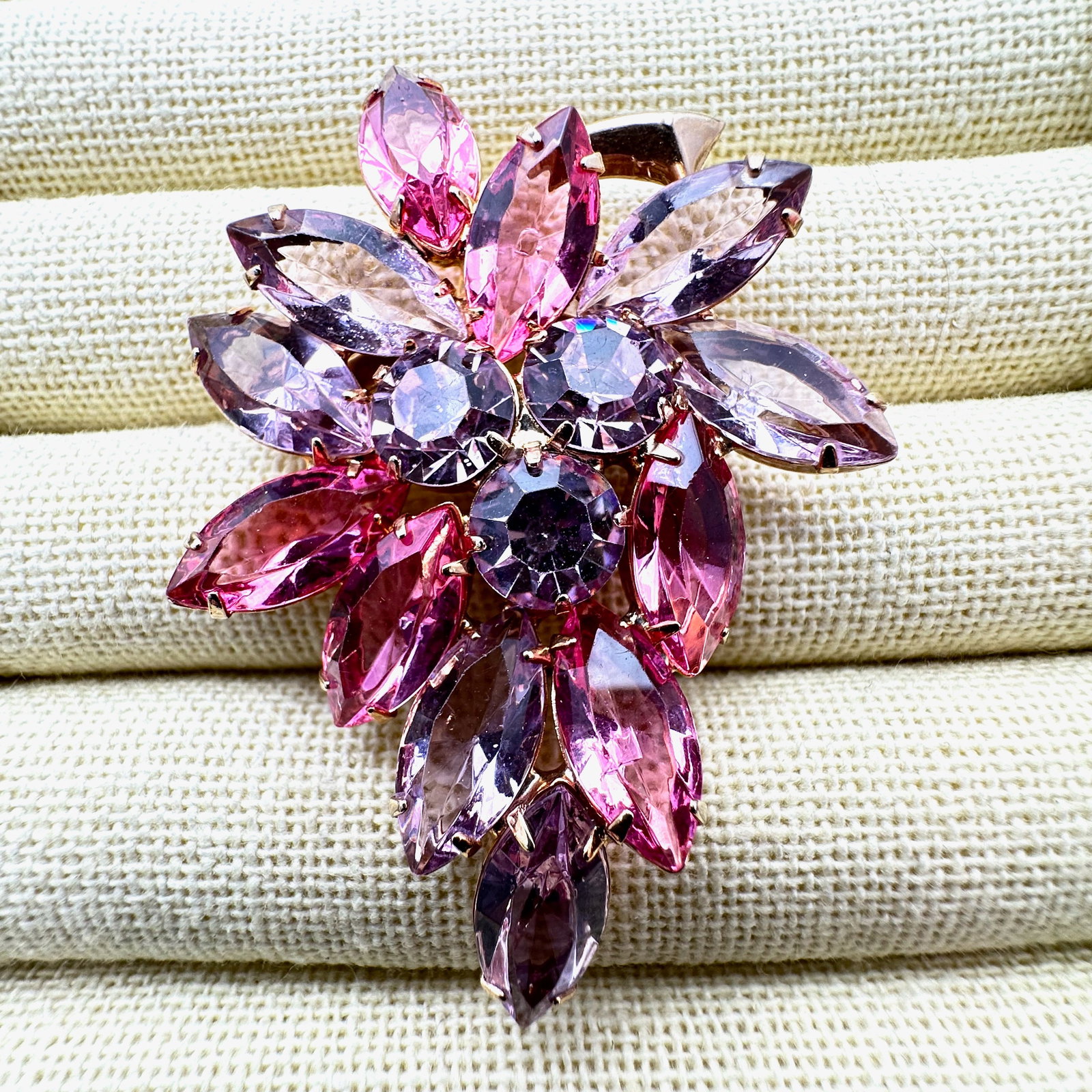 Vintage Light and Dark Pink Glass Rhinestone Gold Tone Brooch Pin 2.5 Inch: Vintage Light and Dark Pink Glass Rhinestone Gold Tone Brooch Pin 2.5 Inch