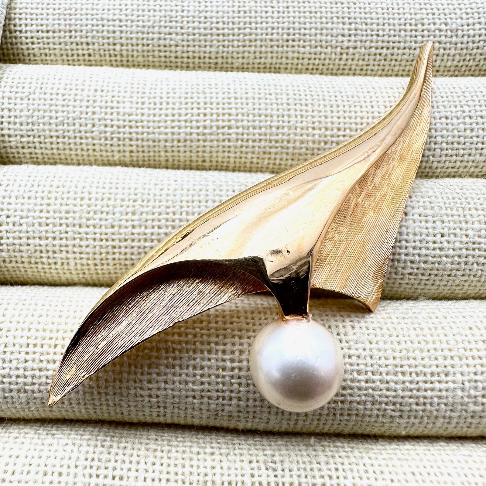 Vintage Trifari Modernist Design Faux Pearl Gold Tone Brooch Pin 3 Inch (1 of 2)