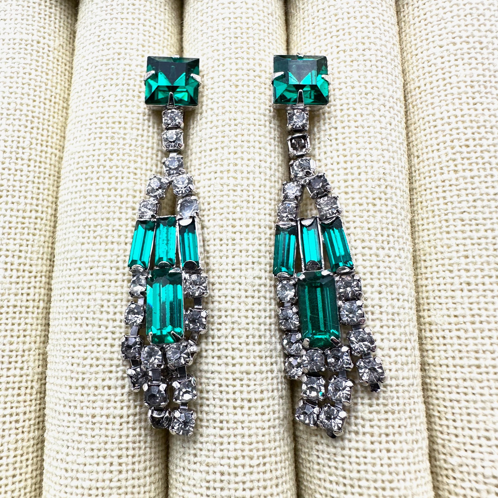 Vintage Emerald Green Glass Rhinestone Silver Tone Chandelier Earrings 2 Inch (1 of 2)