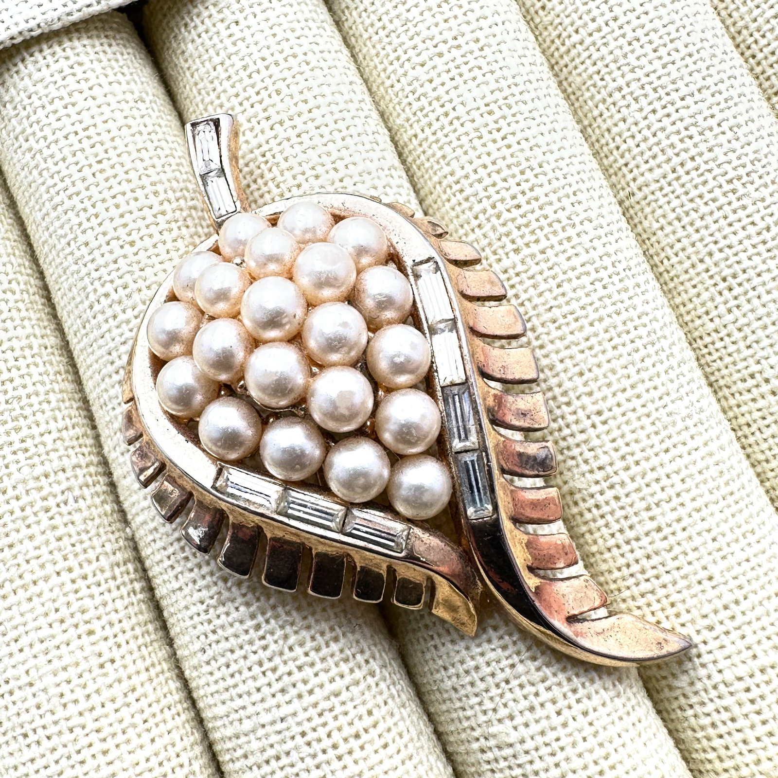 Vintage Trifari Clear Glass Rhinestone Faux Pearl Gold Tone Brooch Pin 2.5 Inch (1 of 2)