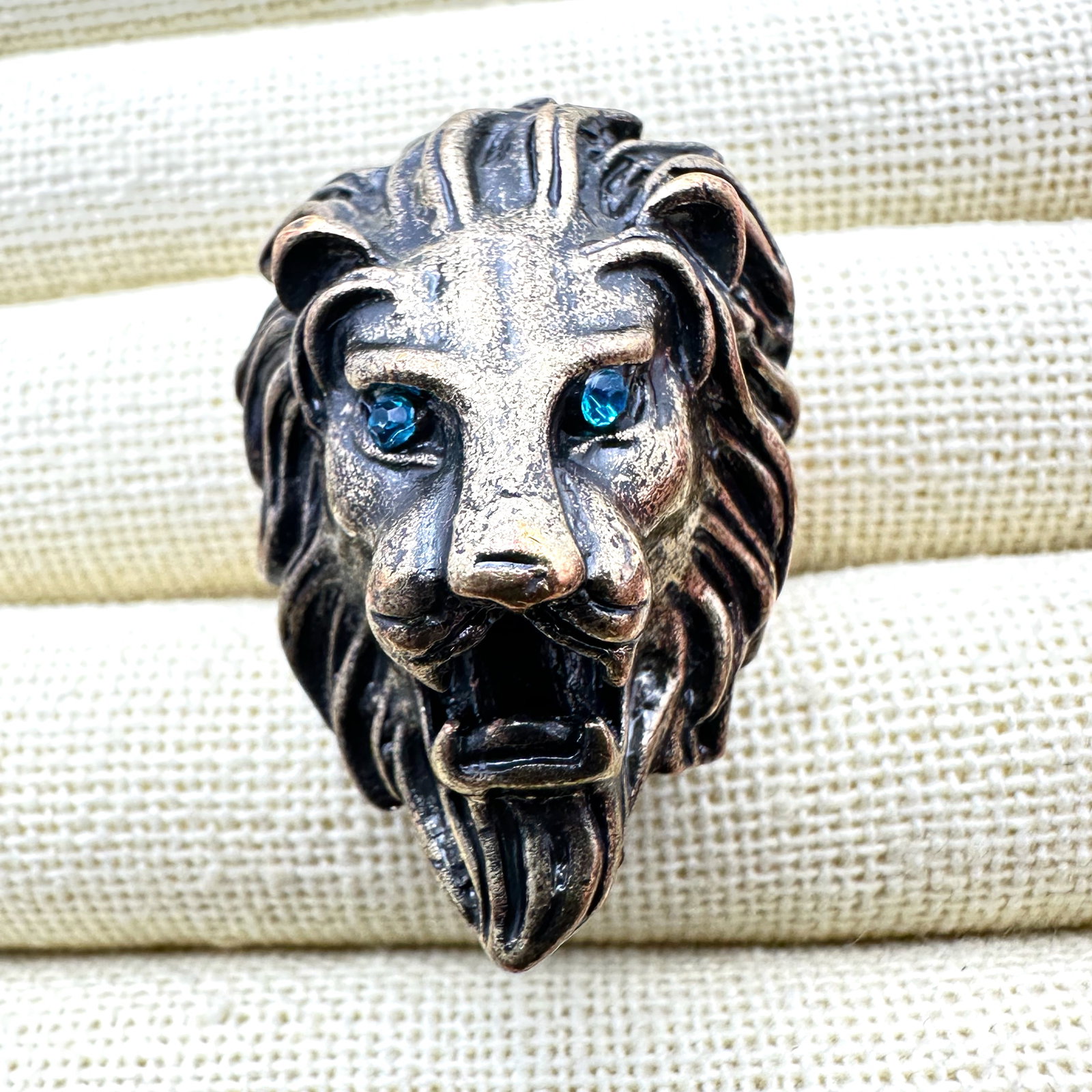 Vintage Antiqued Gold Tone Lion Statement Ring Size 6 Blue Crystal Eyes (1 of 2)