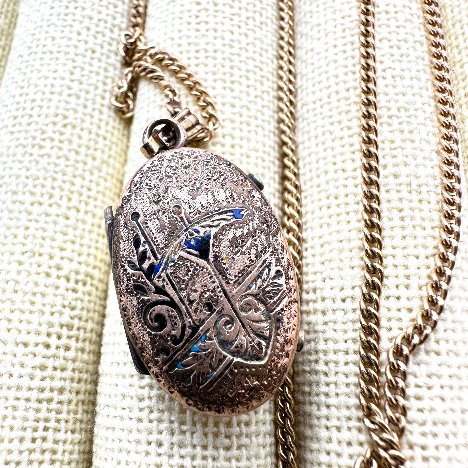 Antique Victorian Gold Filled 1 Inch Oval Locket Necklace 22 Inch Chain (1 of 3)