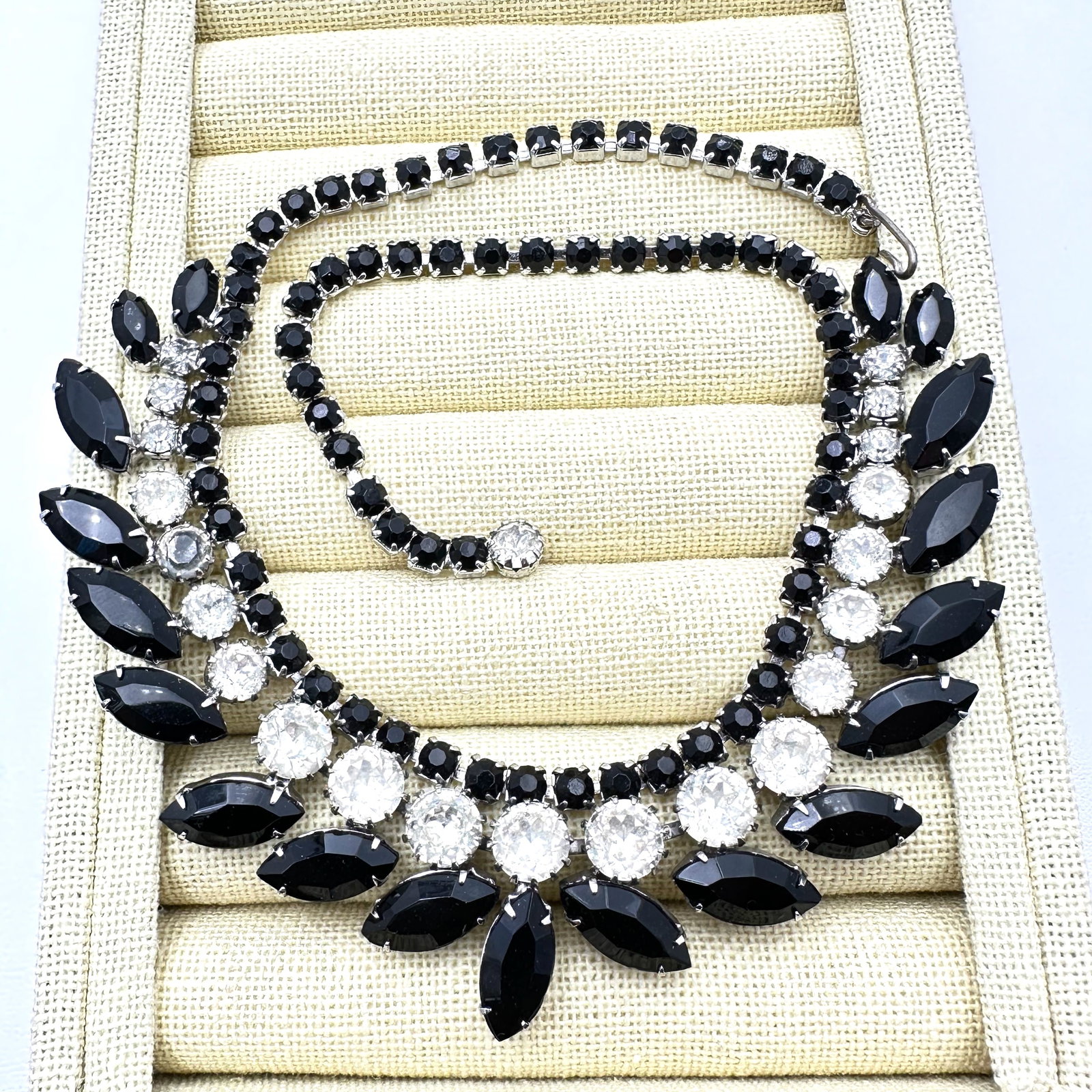 Vintage Weiss Black and Clear Glass Rhinestone Silver Tone Necklace 16 Inch (1 of 2)