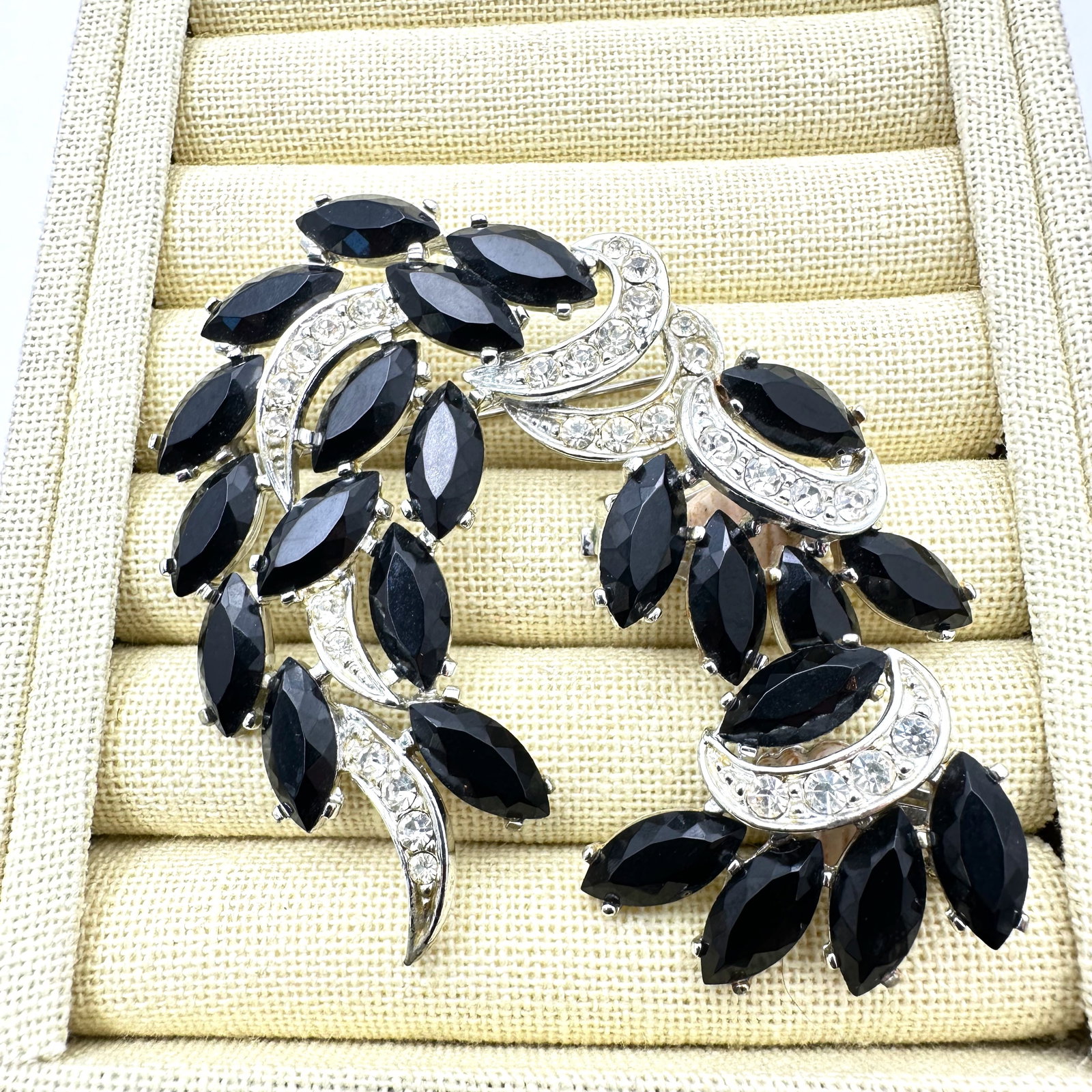 Vintage Sarah Coventry Black and Clear Glass Rhinestone Silver Tone Brooch and Clip Earrings Set: Vintage Sarah Coventry Black and Clear Glass Rhinestone Silver Tone Brooch and Clip Earrings Set