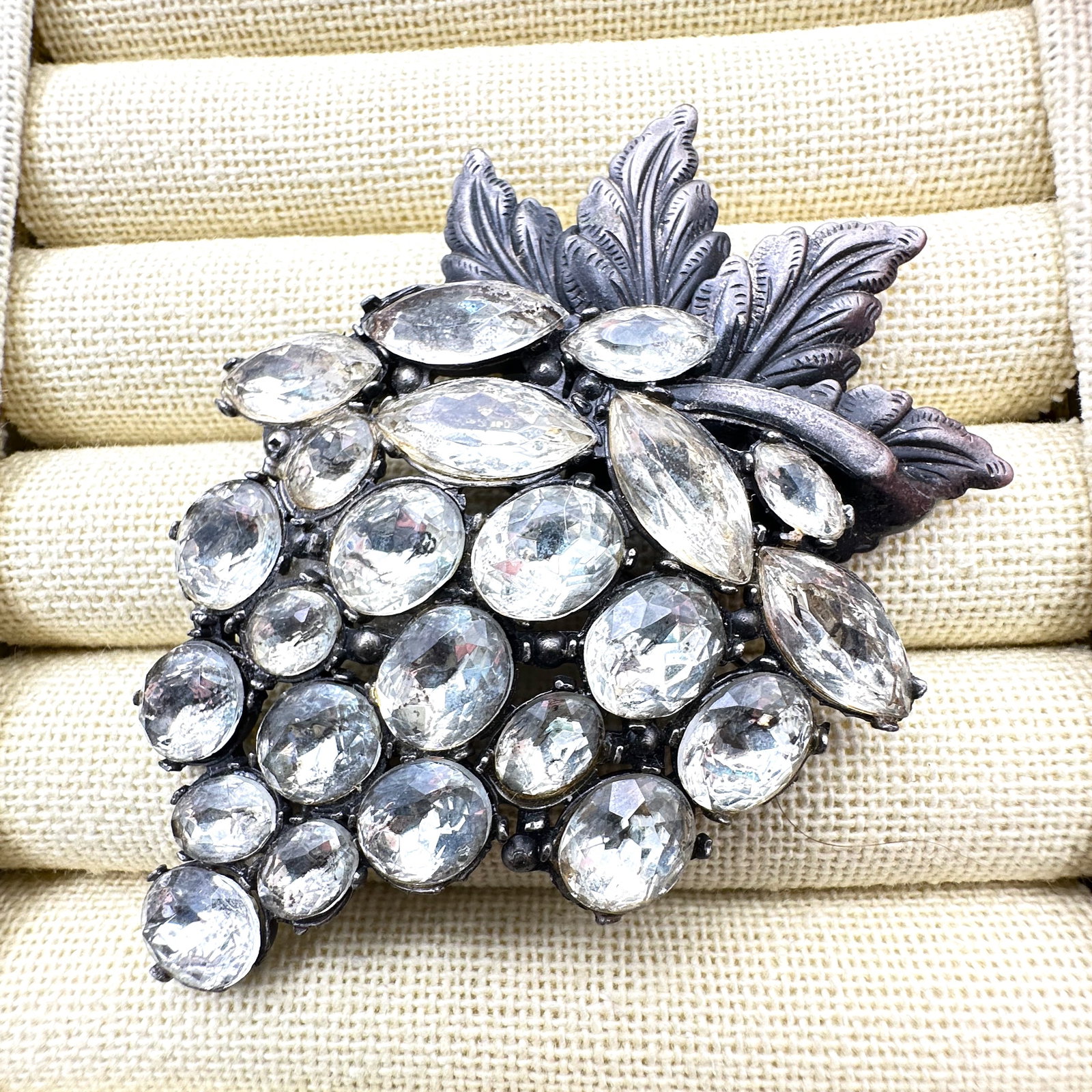 Antique Vintage 1940s Era Clear Glass Rhinestone Silver Tone Pot Metal Brooch Pin Grapes 3 Inch (1 of 2)