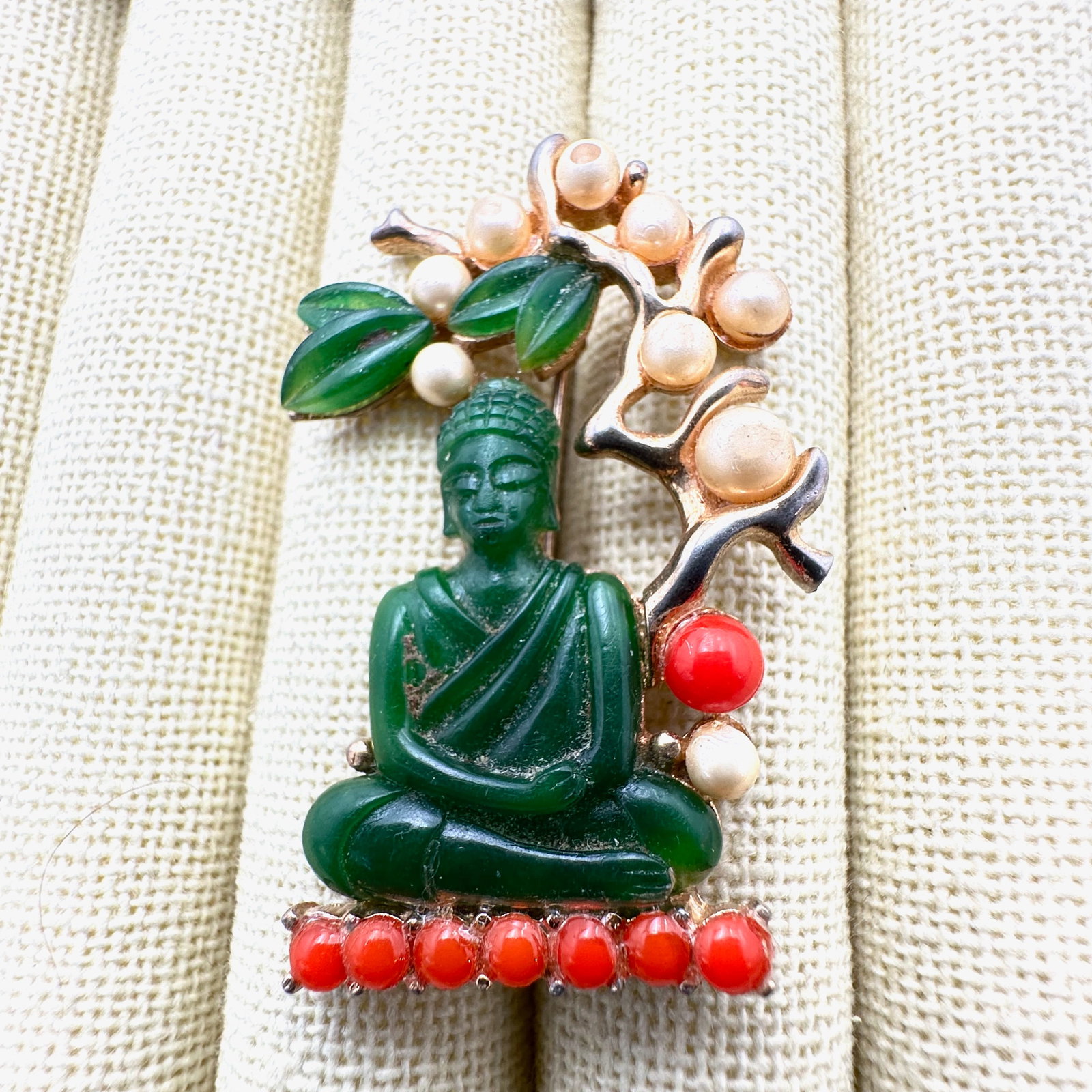 Vintage Faux Jade Buddha Figural Gold Tone Brooch Pin 1.75 Inch: Vintage Faux Jade Buddha Figural Gold Tone Brooch Pin 1.75 Inch