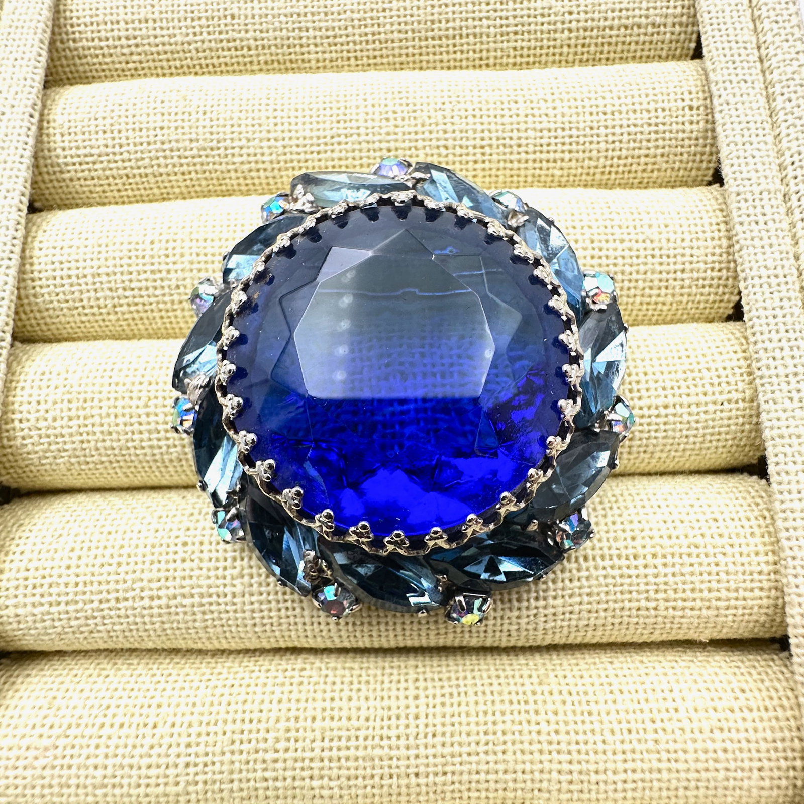 Vintage Unsigned Blue Glass Rhinestone Silver Tone Brooch Pin 2.25 Inch: Vintage Unsigned Blue Glass Rhinestone Silver Tone Brooch Pin 2.25 Inch