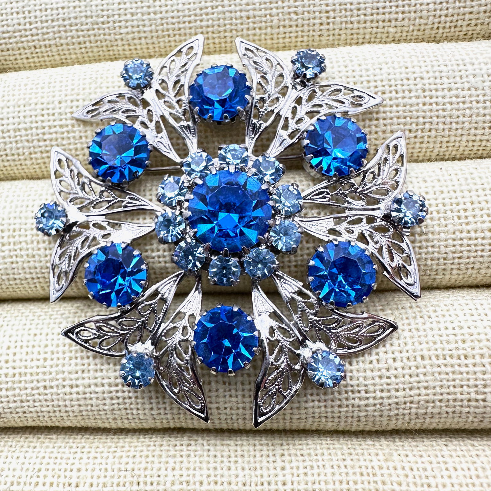 Vintage Celebrity Blue Glass Rhinestone Silver Tone Filigree Brooch Pin 2.5 Inch: Vintage Celebrity Blue Glass Rhinestone Silver Tone Filigree Brooch Pin 2.5 Inch