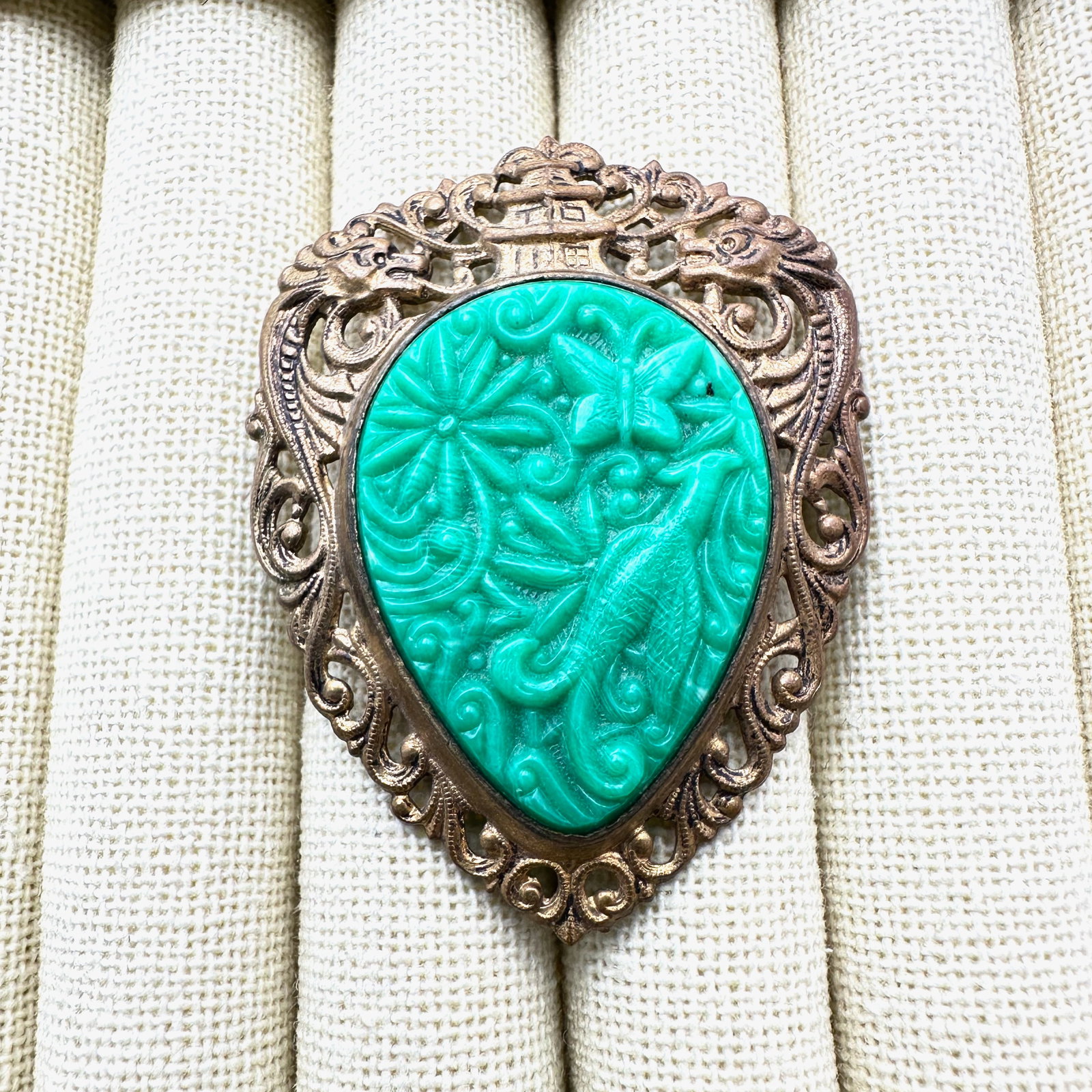 Vintage Green Pressed Glass Antiqued Gold Tone Pendant Brooch pin 2 Inch: Vintage Green Pressed Glass Antiqued Gold Tone Pendant Brooch pin 2 Inch