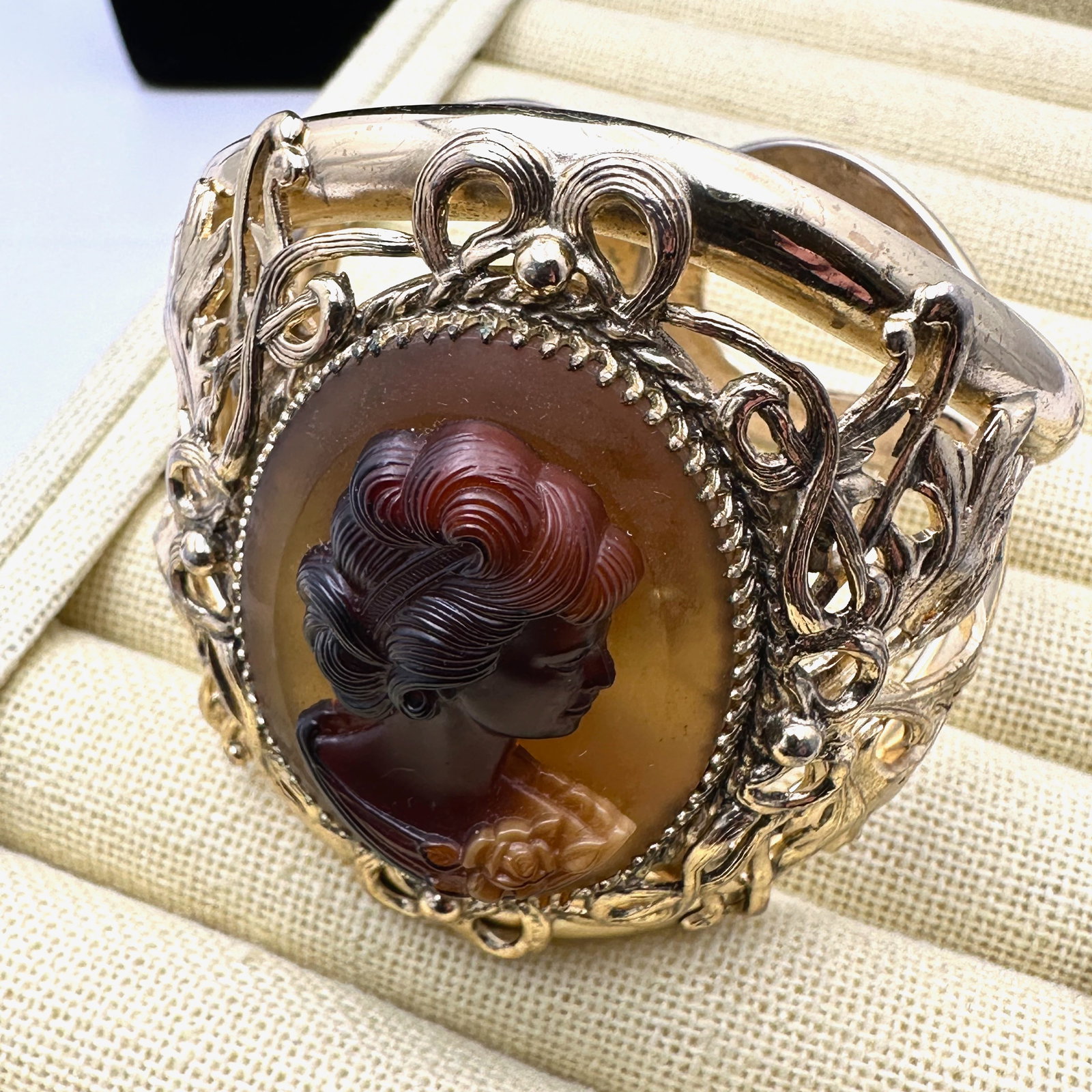 Vintage Whiting and Davis Cameo Gold Tone Hinged Bangle Bracelet (1 of 2)